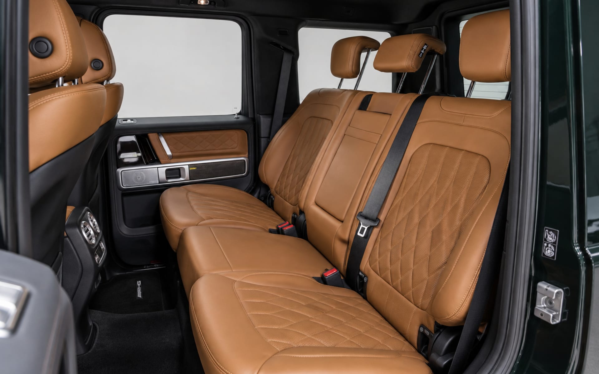 Mercedes-Benz G 63 AMG Night Package 2022 for rent in Dubai photo 5