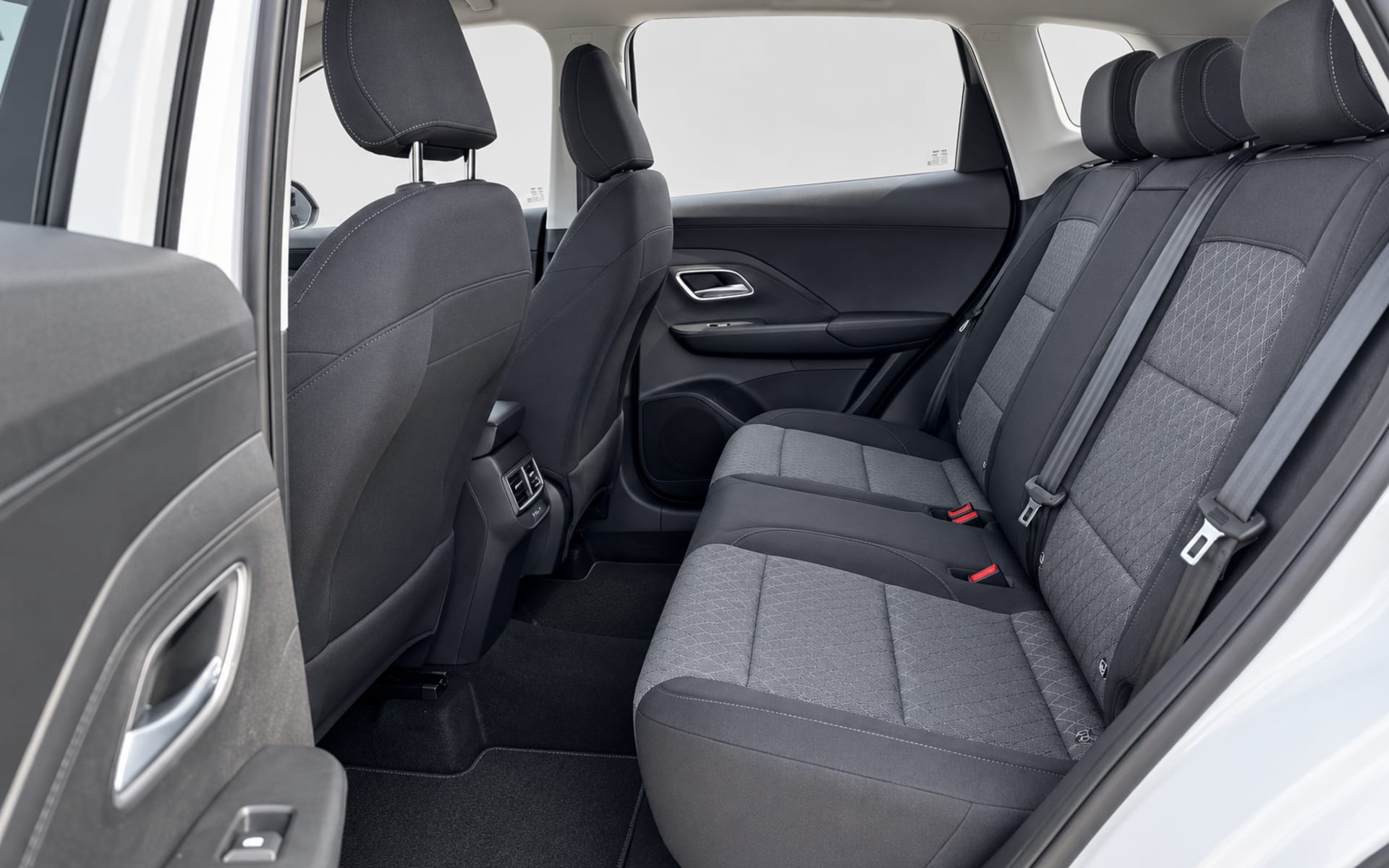 MG ZS 2025 for rent in Dubai photo 5