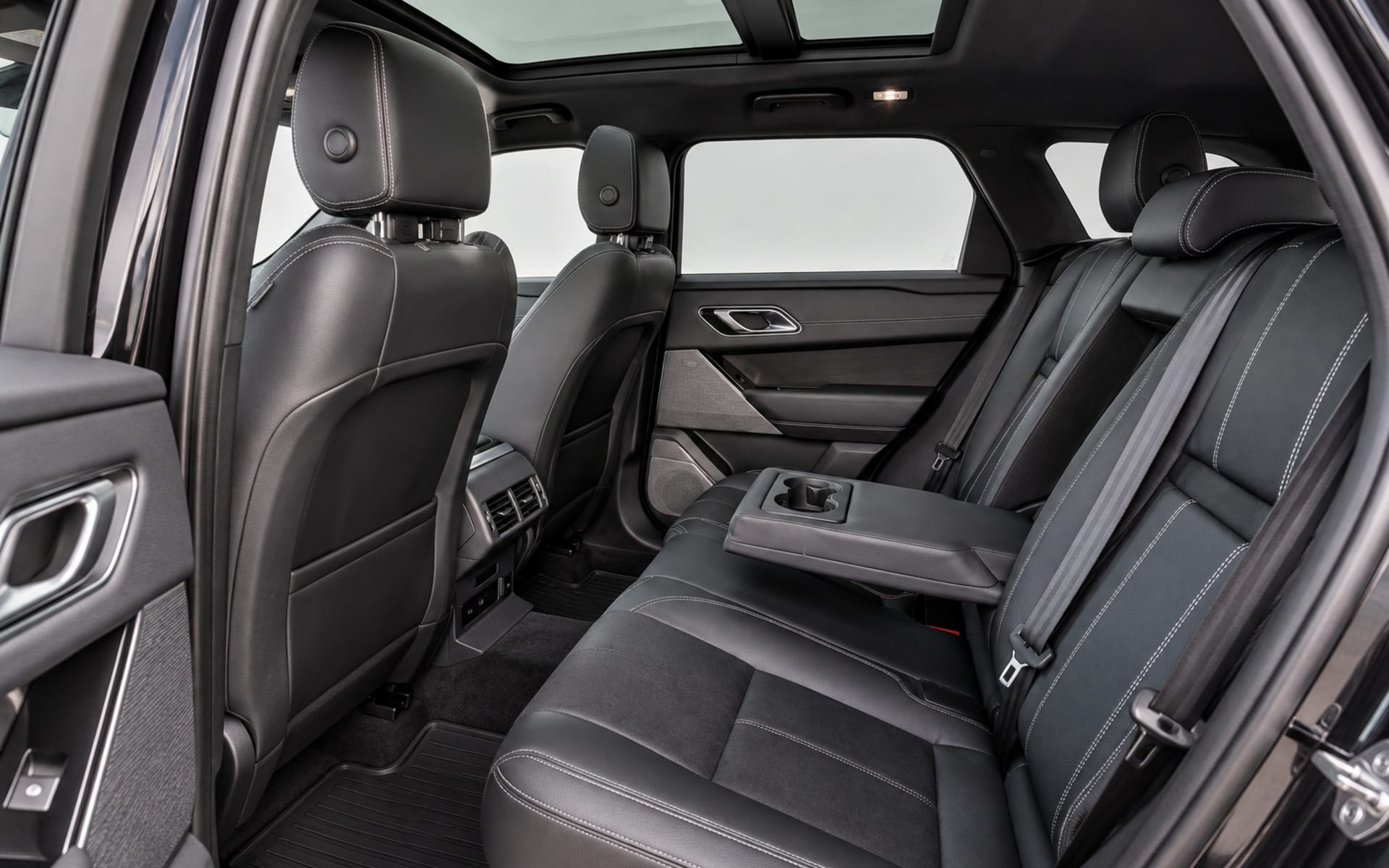 Land Rover Range Rover Velar R-Dynamic 2023 for rent in Dubai photo 5