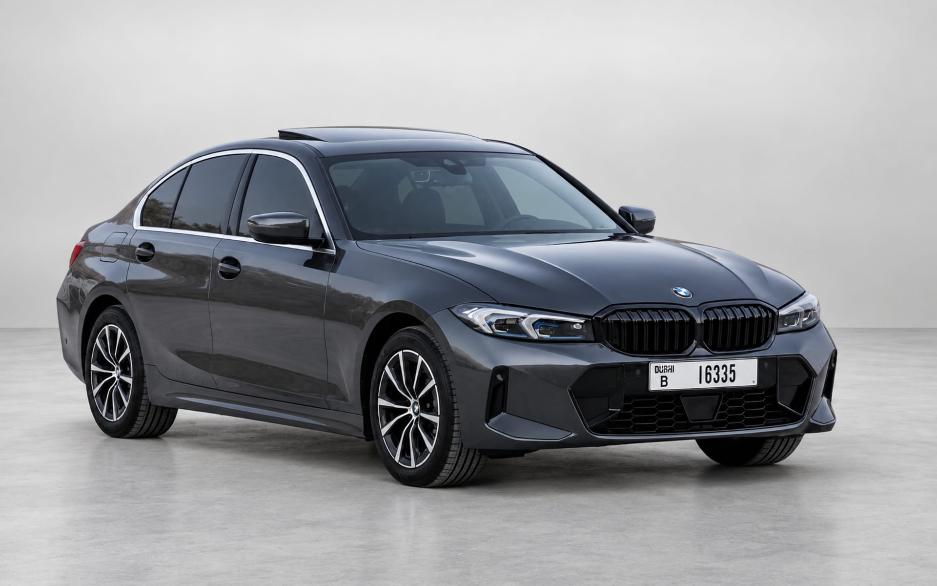 BMW 320i image 1