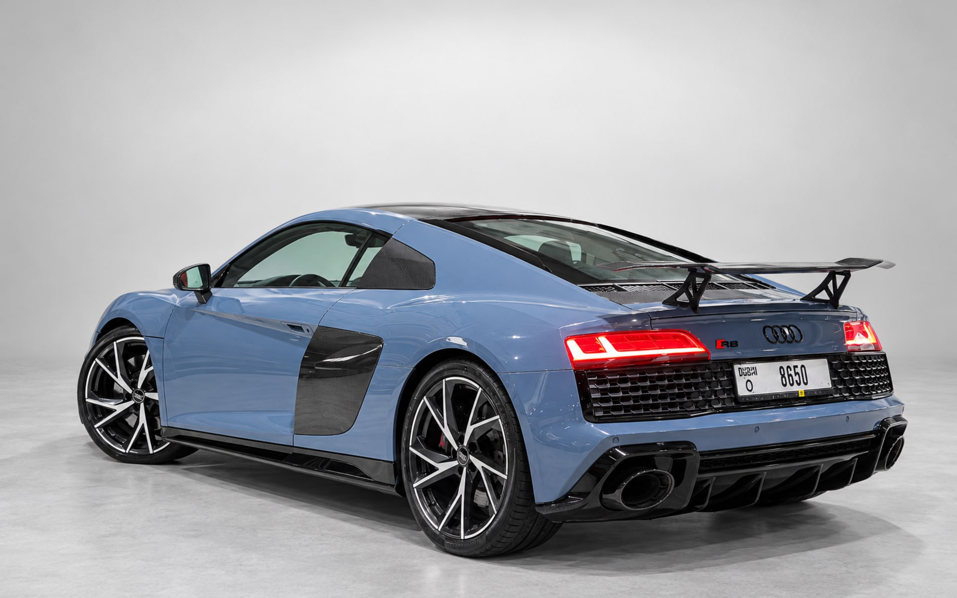 Audi R8 (V10) 2021 for rent in Dubai photo 3