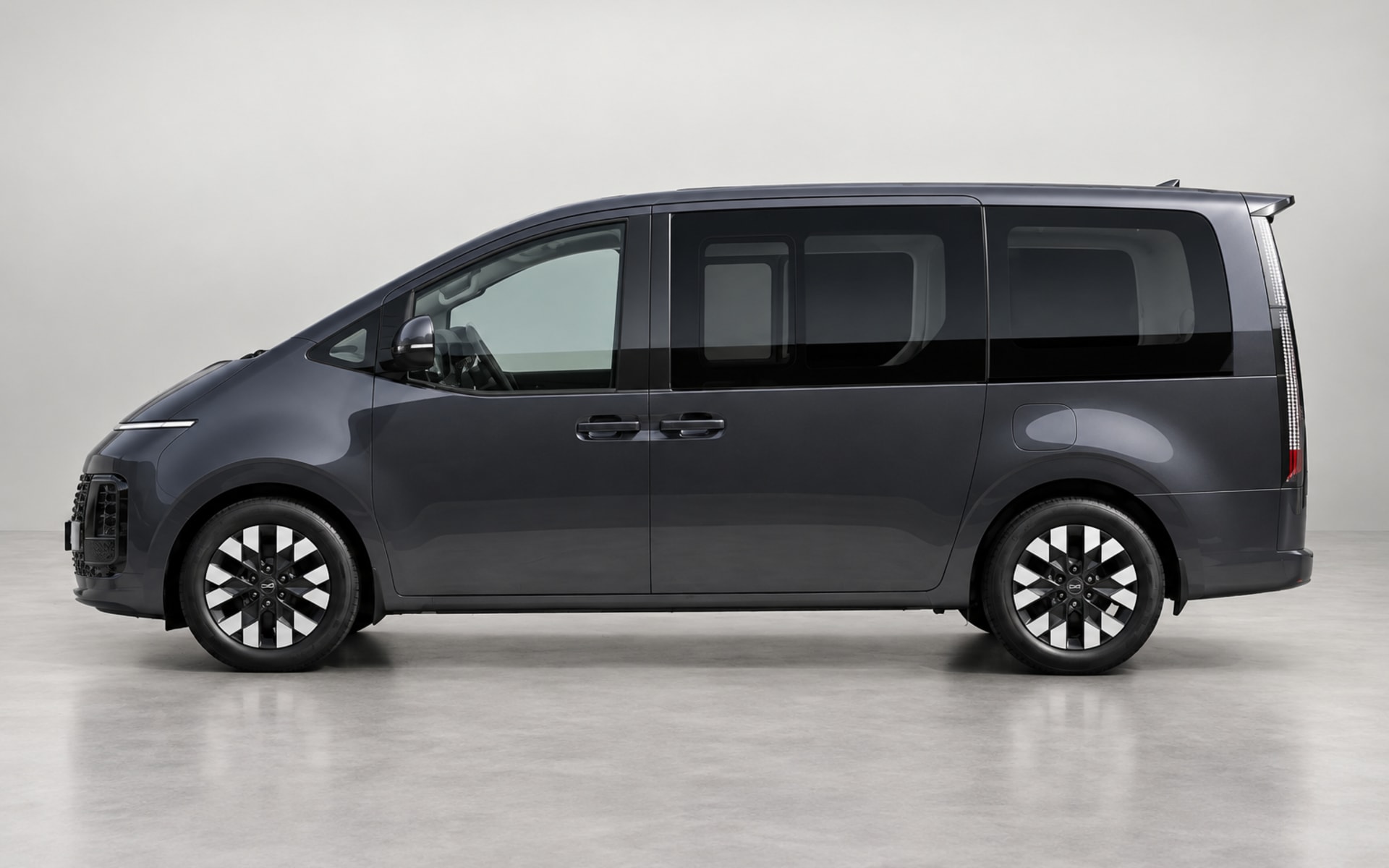 Hyundai Staria 2026 for rent in Dubai photo 2