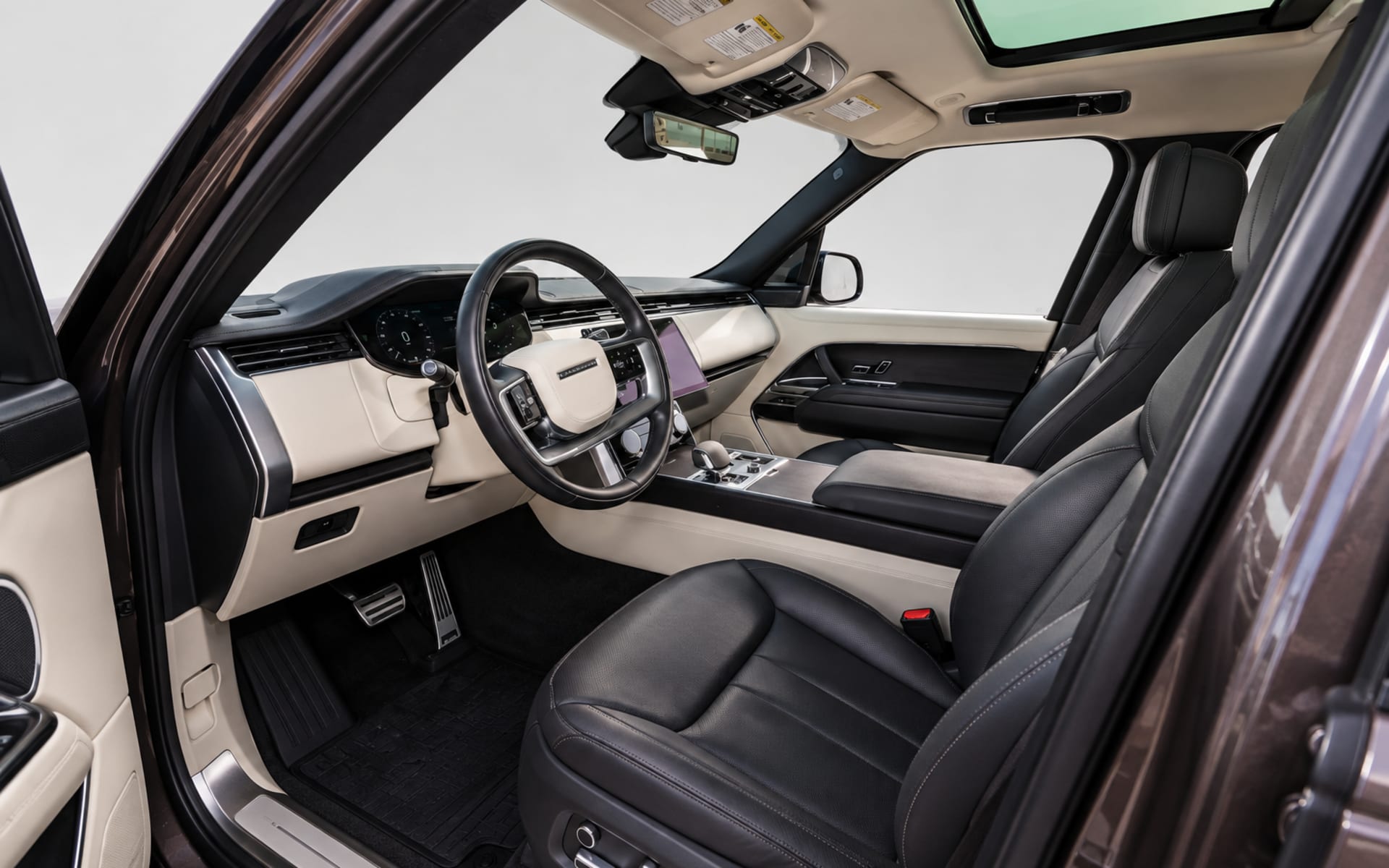 Land Rover Range Rover Vogue 2025 for rent in Dubai photo 4