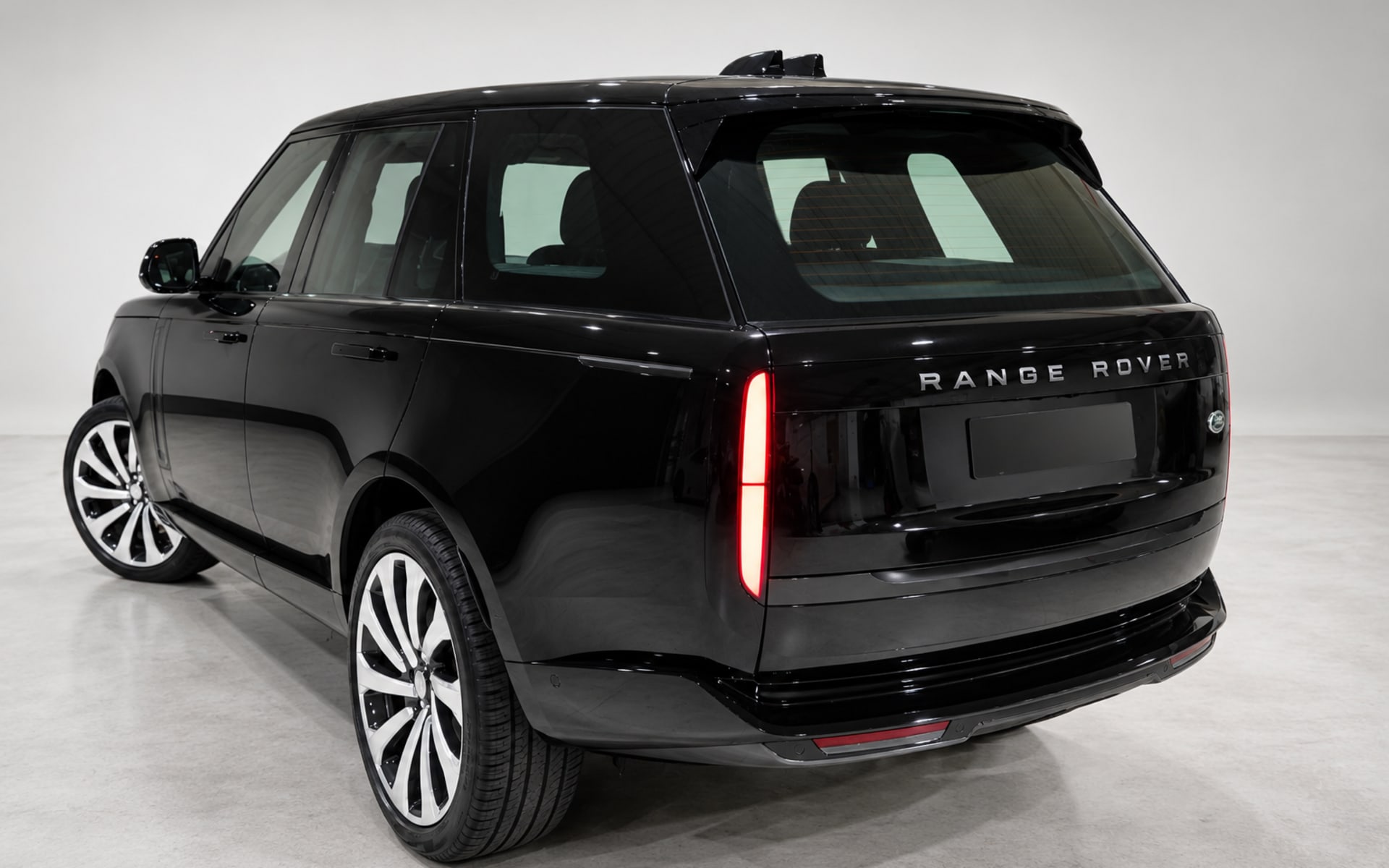 Land Rover Range Rover Vogue 2024 for rent in Dubai photo 3