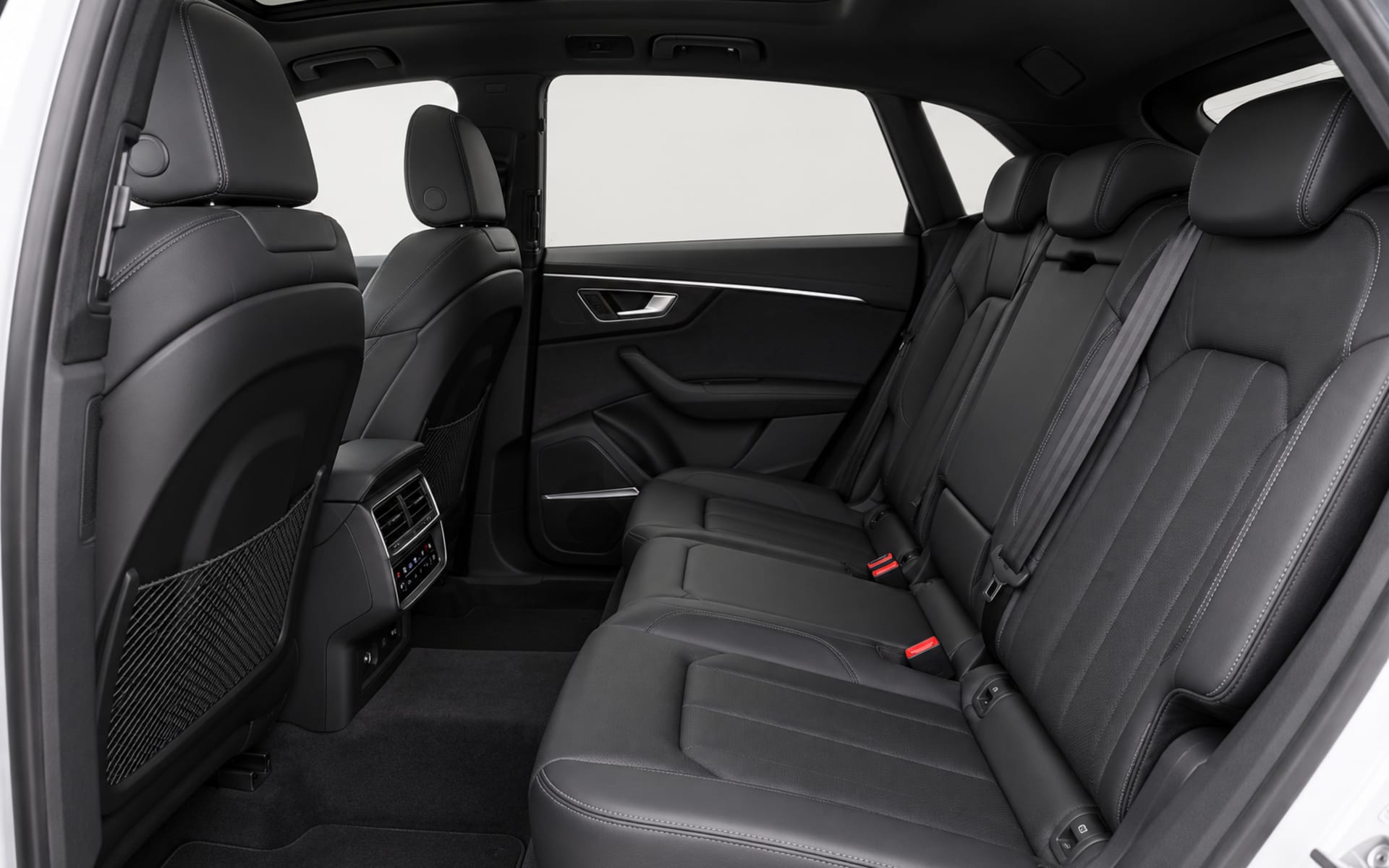 Audi Q8 2023 for rent in Dubai photo 5