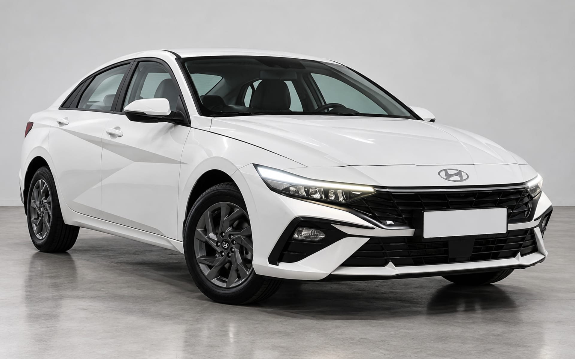 Hyundai Elantra 2025 - image 1