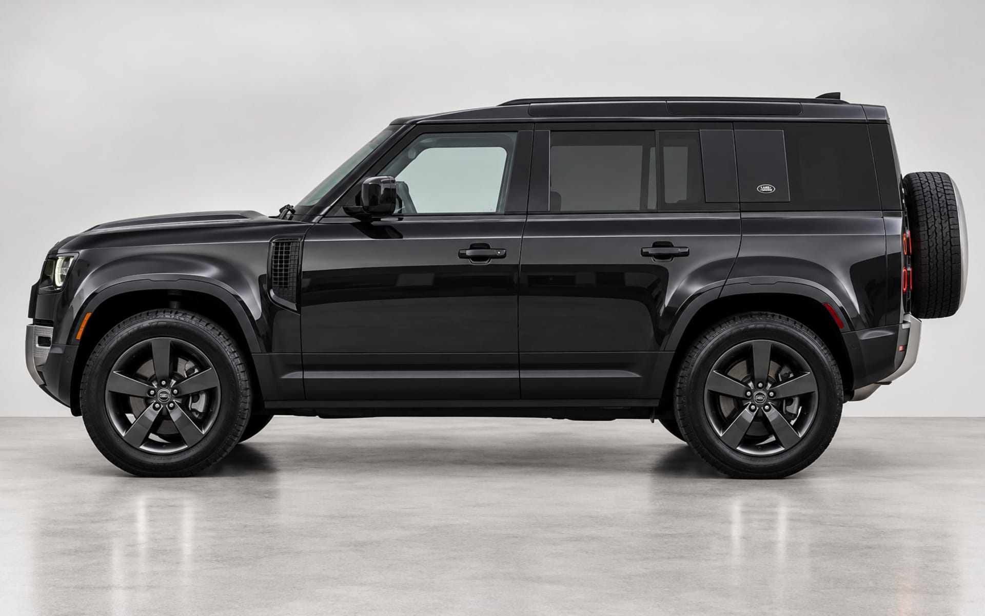 Land Rover Defender 110 2023 for rent in Dubai photo 2