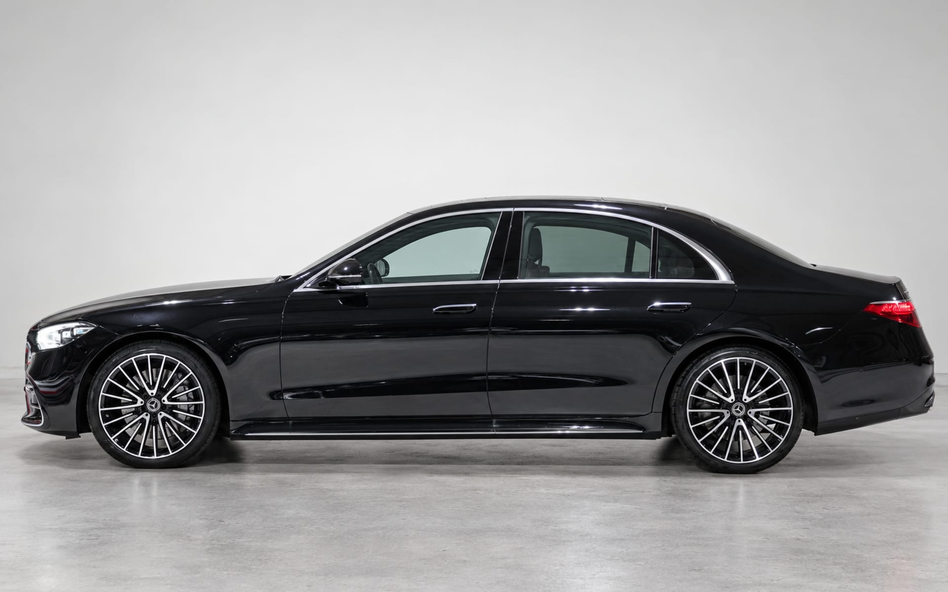 Mercedes-Benz S 500 4MATIC (Hybrid) 2025 for rent in Dubai photo 2