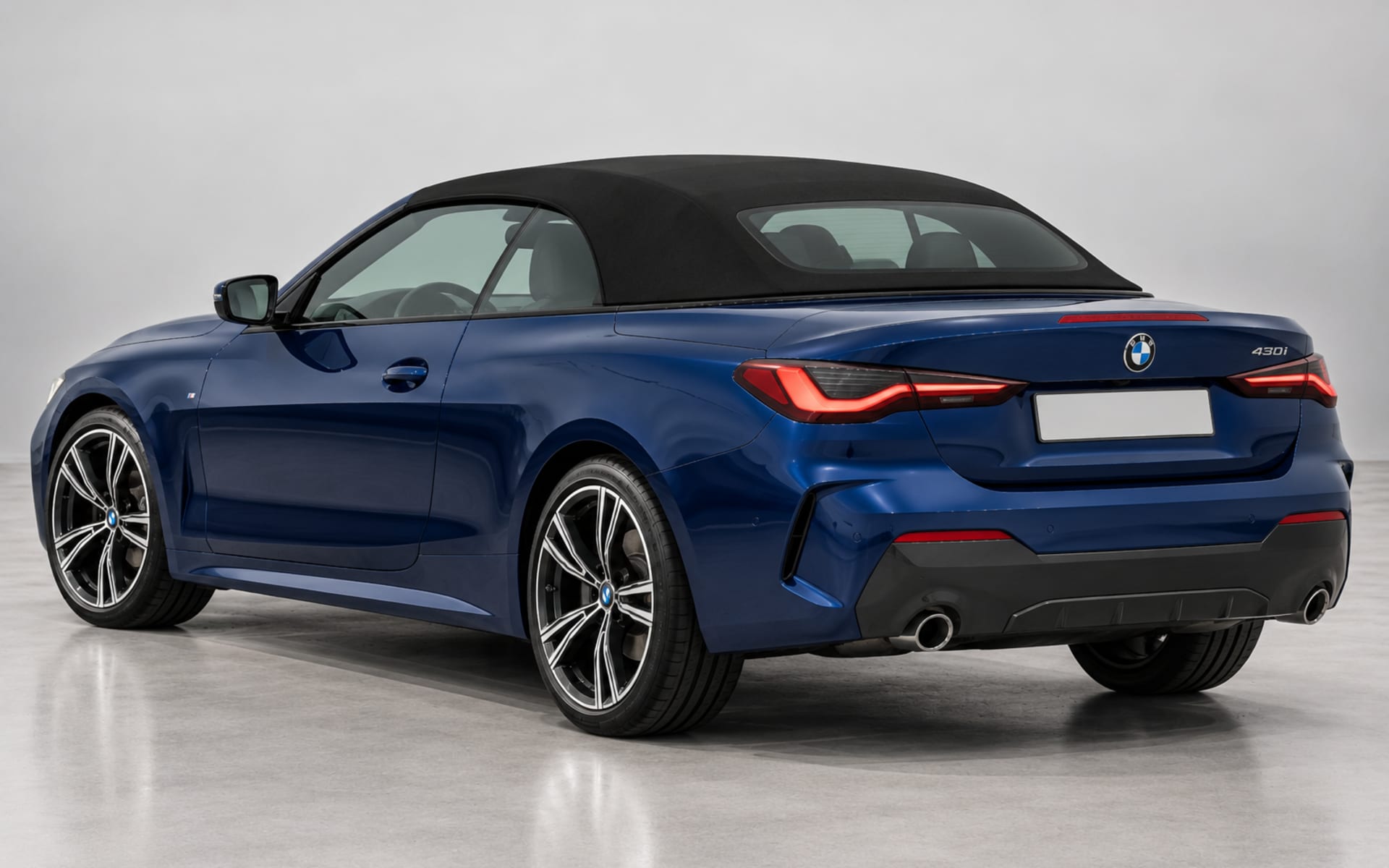 BMW 420i Convertible 2024 thumbnail 3