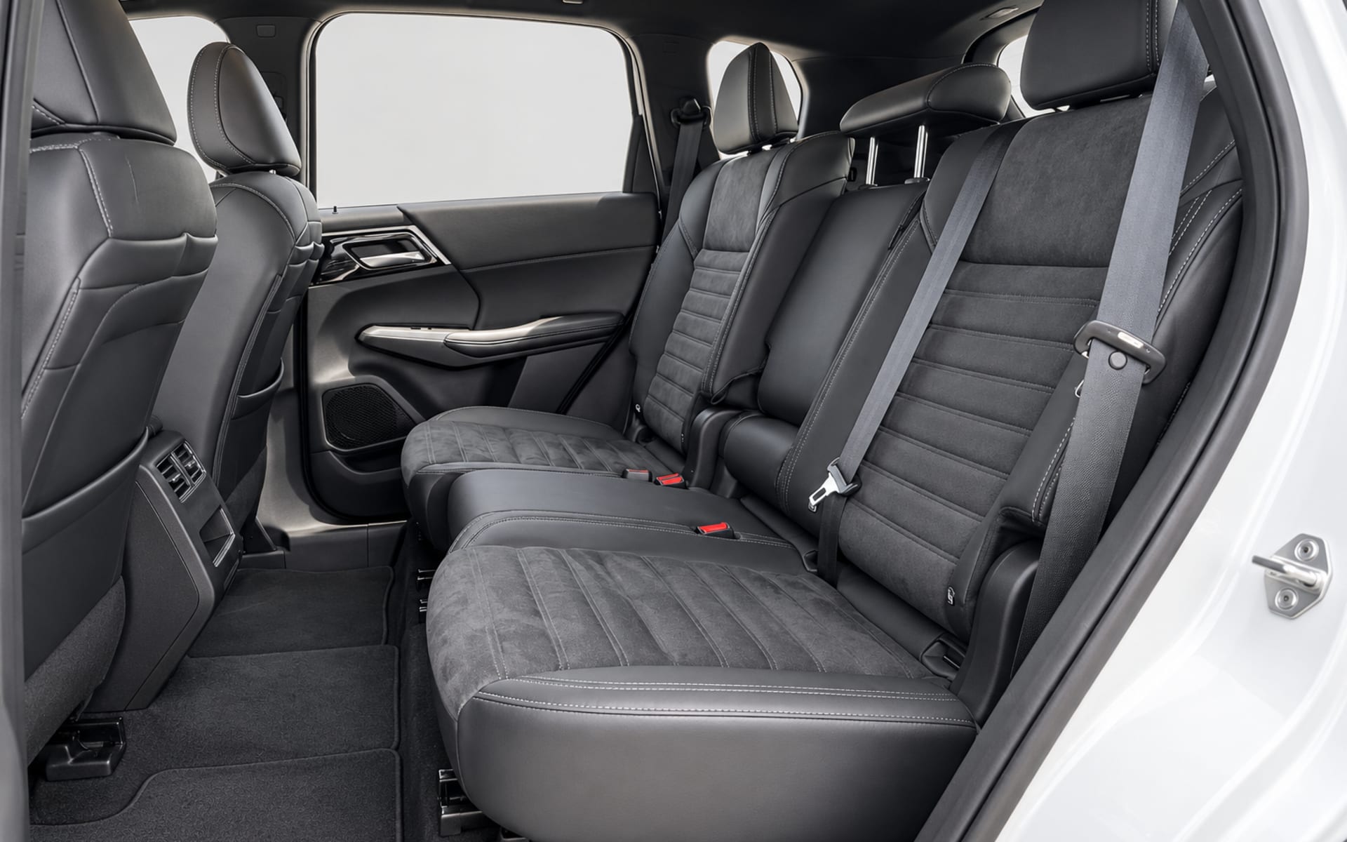 Mitsubishi Outlander (Mid Option) 2024 for rent in Dubai photo 6