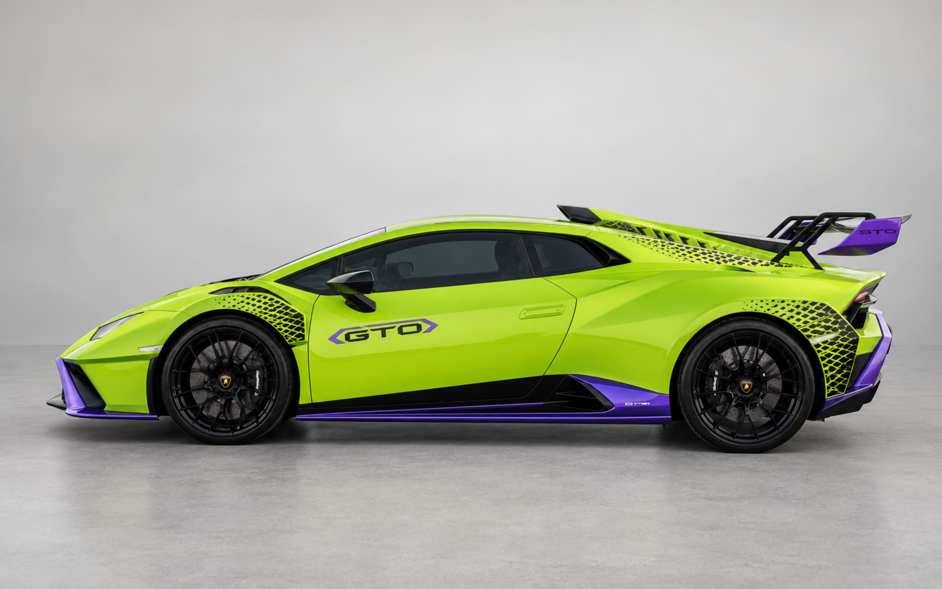 Lamborghini Huracan STO 2023 for rent in Dubai photo 2