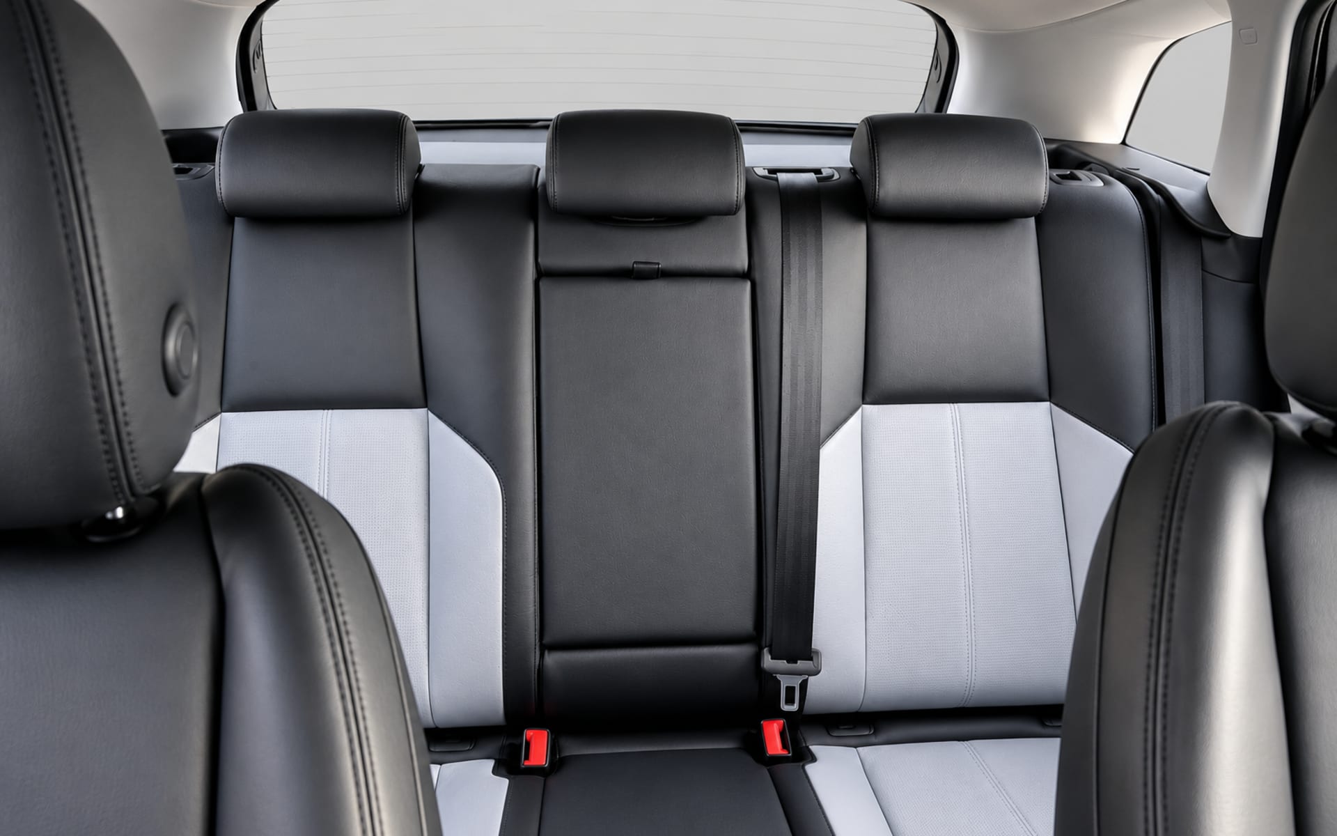 Land Rover Range Rover Velar 2025 for rent in Dubai photo 6