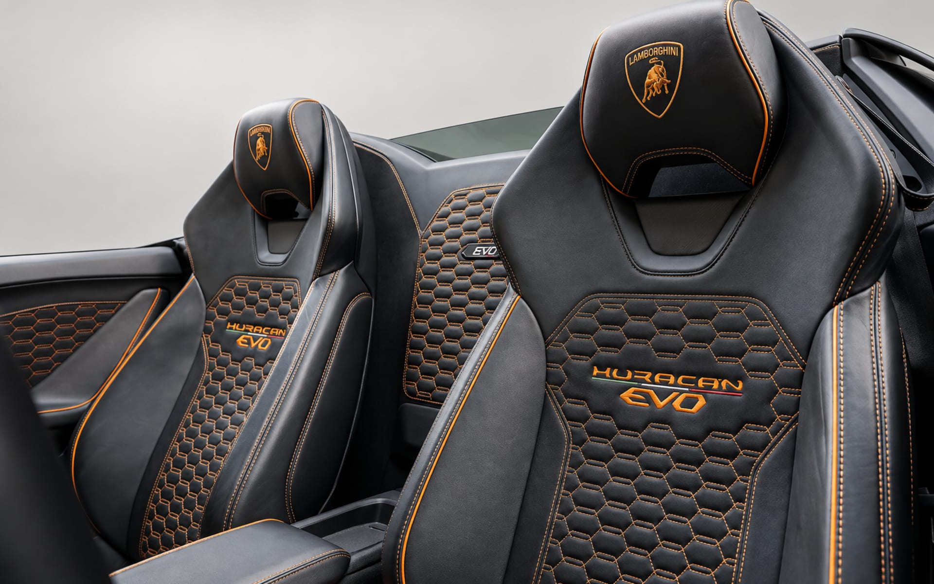 Lamborghini Huracan EVO Spyder 2023 for rent in Dubai photo 5