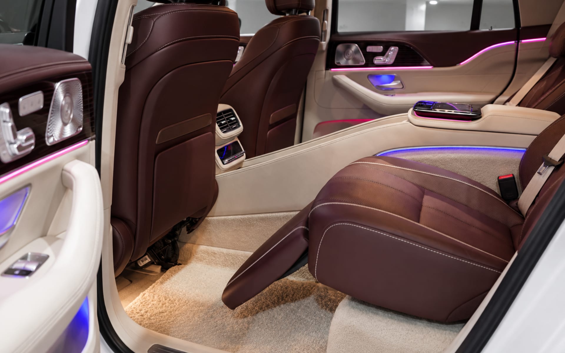 Mercedes-Benz GLS 600 MAYBACH 2024 for rent in Dubai photo 6