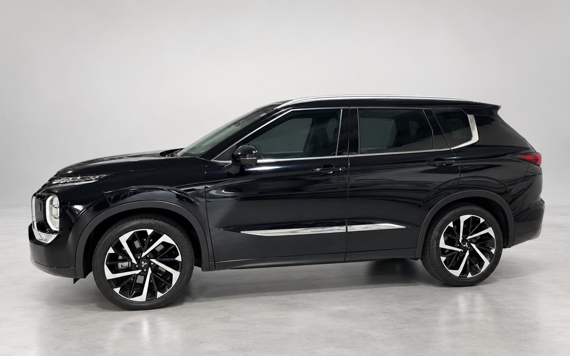 Mitsubishi Outlander image 1