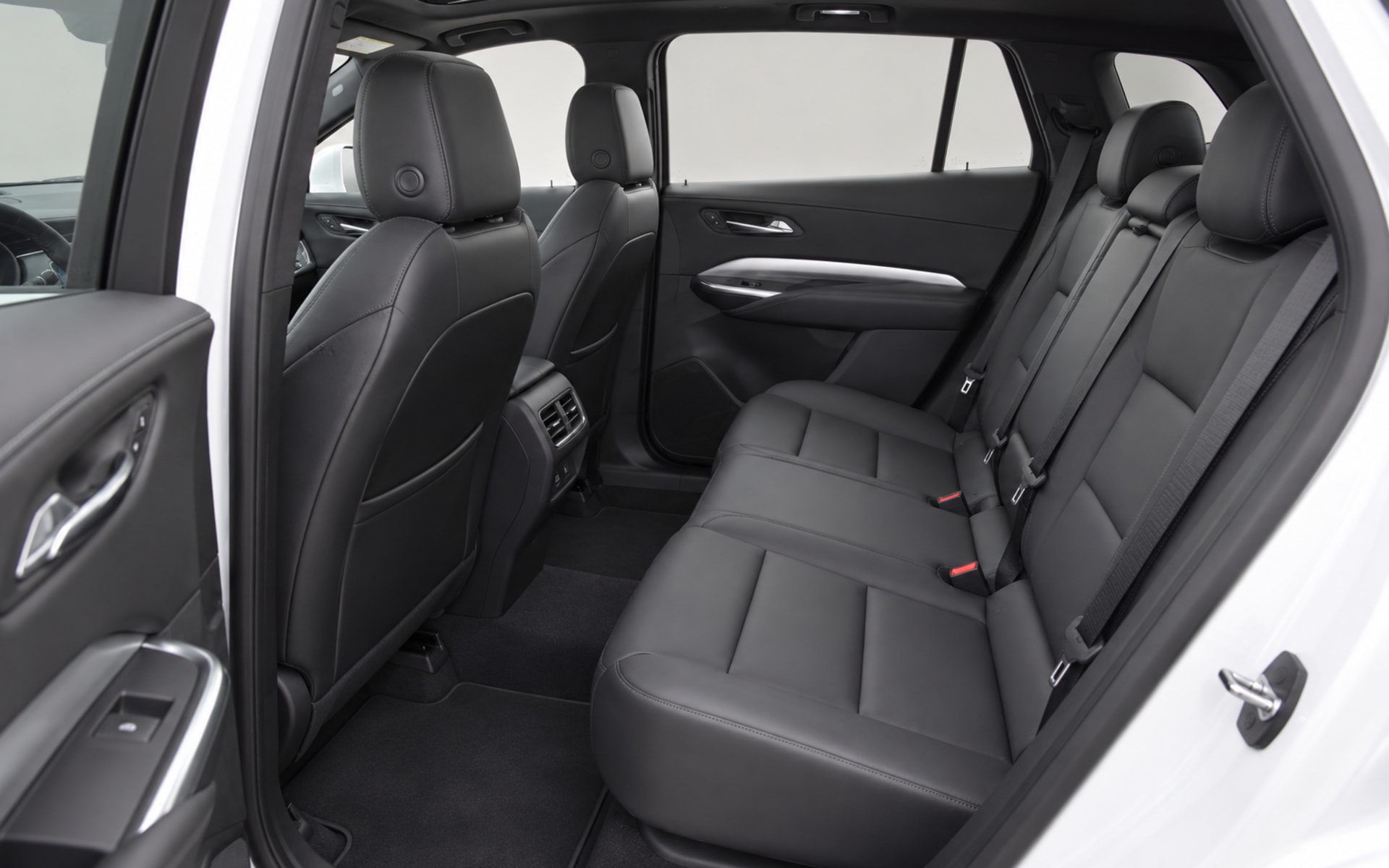 Cadillac XT4 2021 for rent in Dubai photo 5