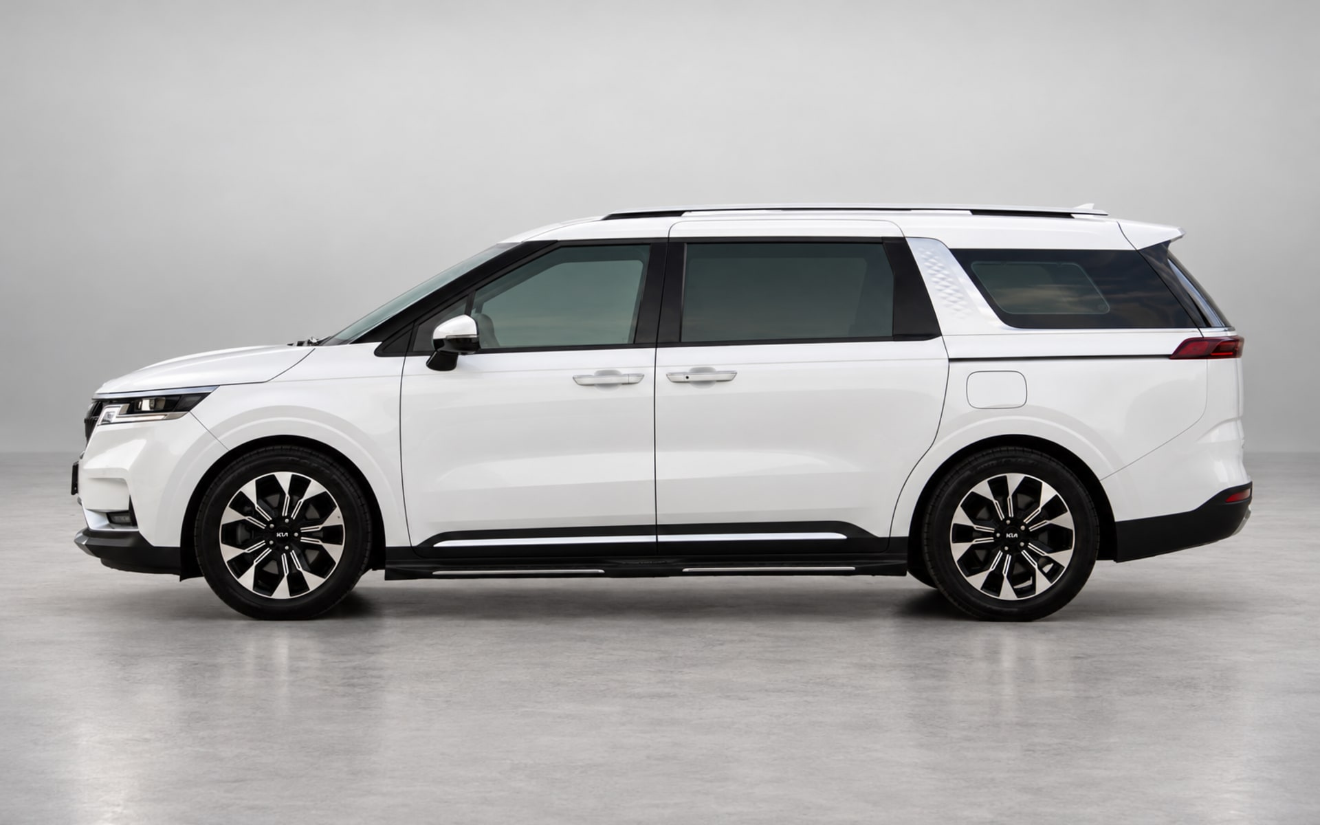 Kia Carnival 2021 for rent in Dubai photo 2