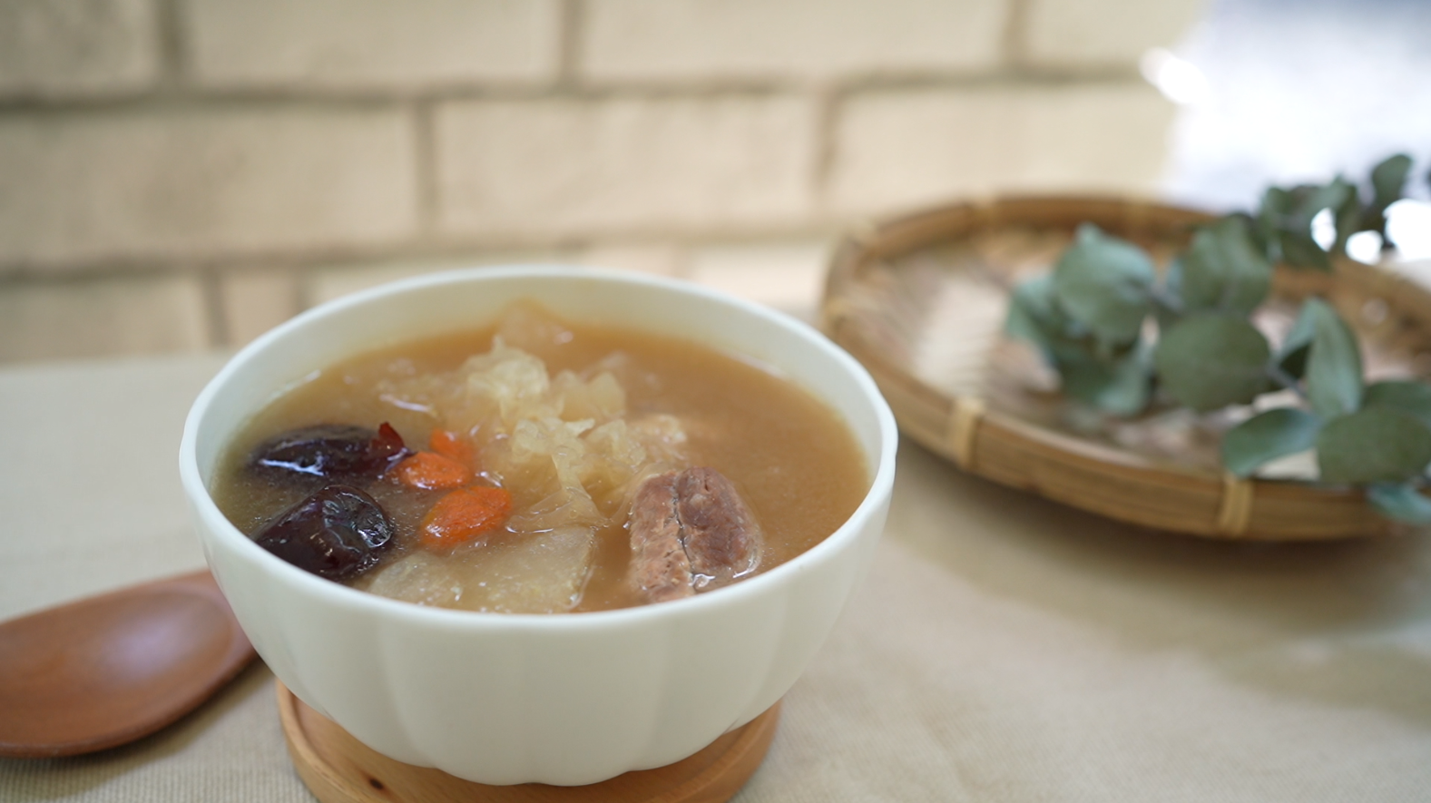 白木耳料理：雪梨銀耳燉排骨湯
