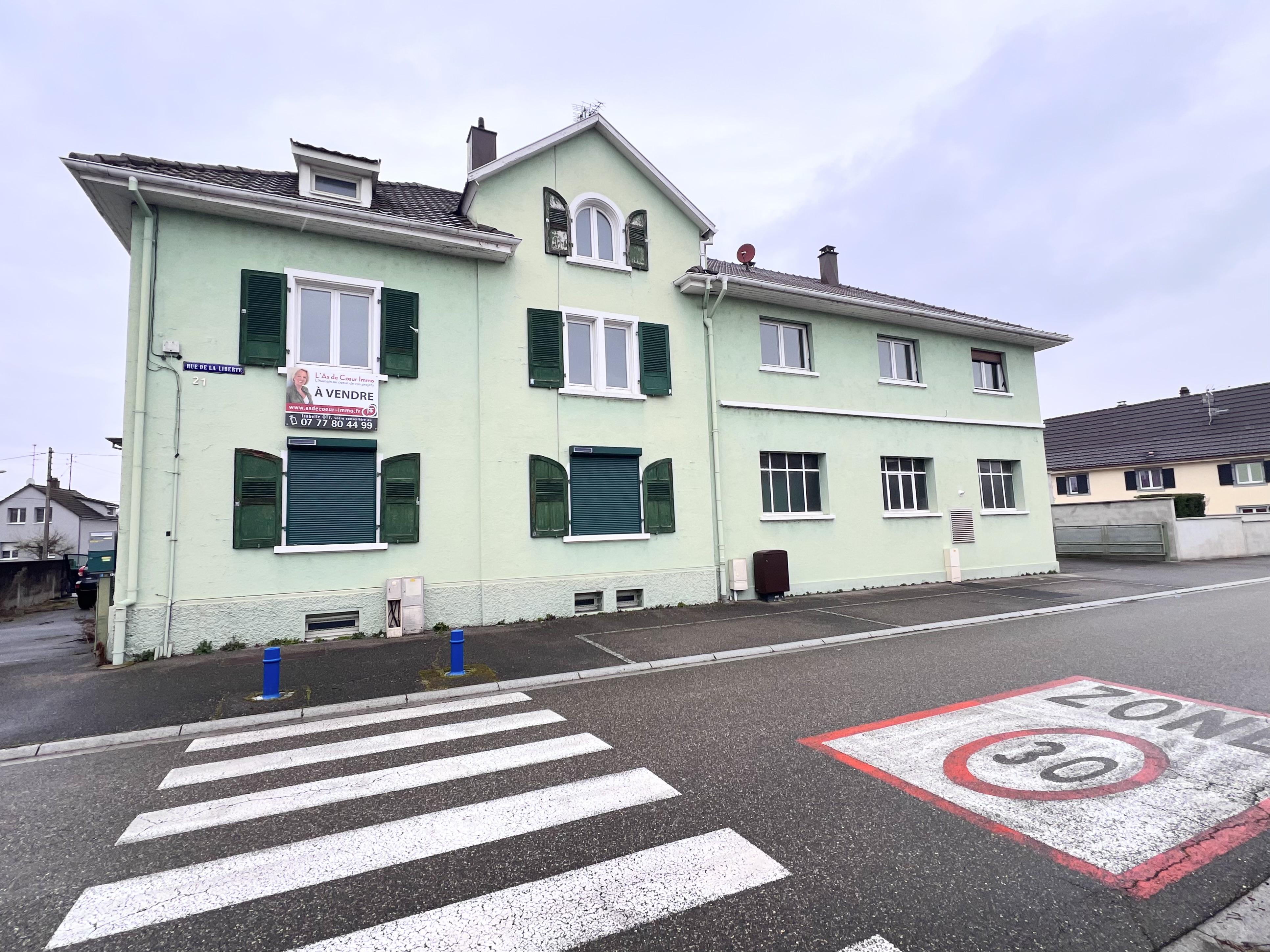 SOUS OFFRE - Maison mitoyenne à rénover avec fort potentiel 