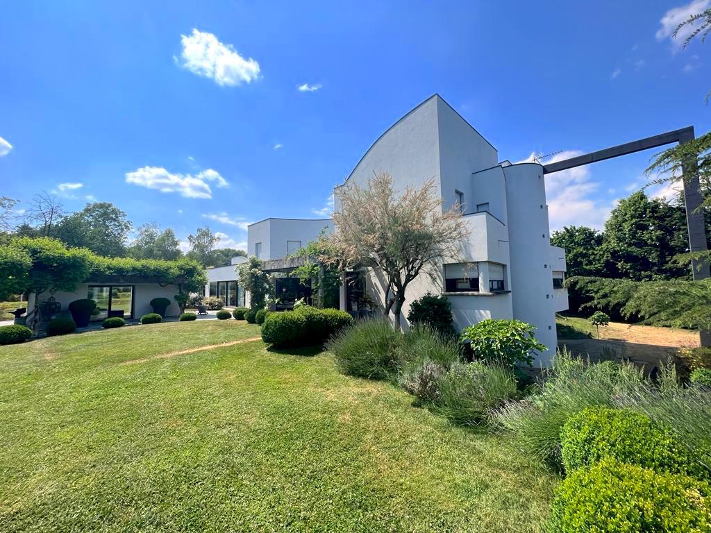 Villa d'Architecte de 380m2 dans un parc de 71 ares