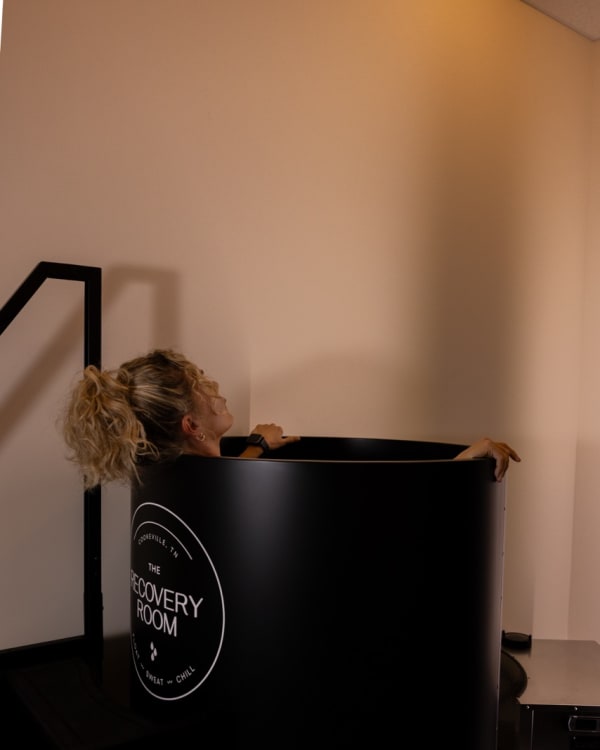 Guest easing into the cold plunge