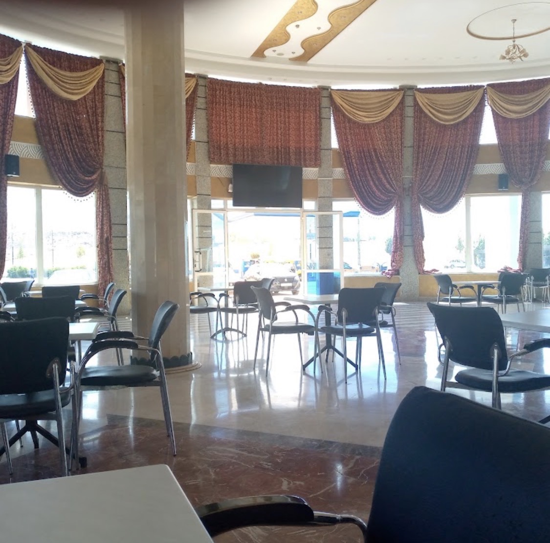 Complexe Titrite : Café, Restaurant, Pâtisserie, Piscine & Parc de Jeux — Khénifra