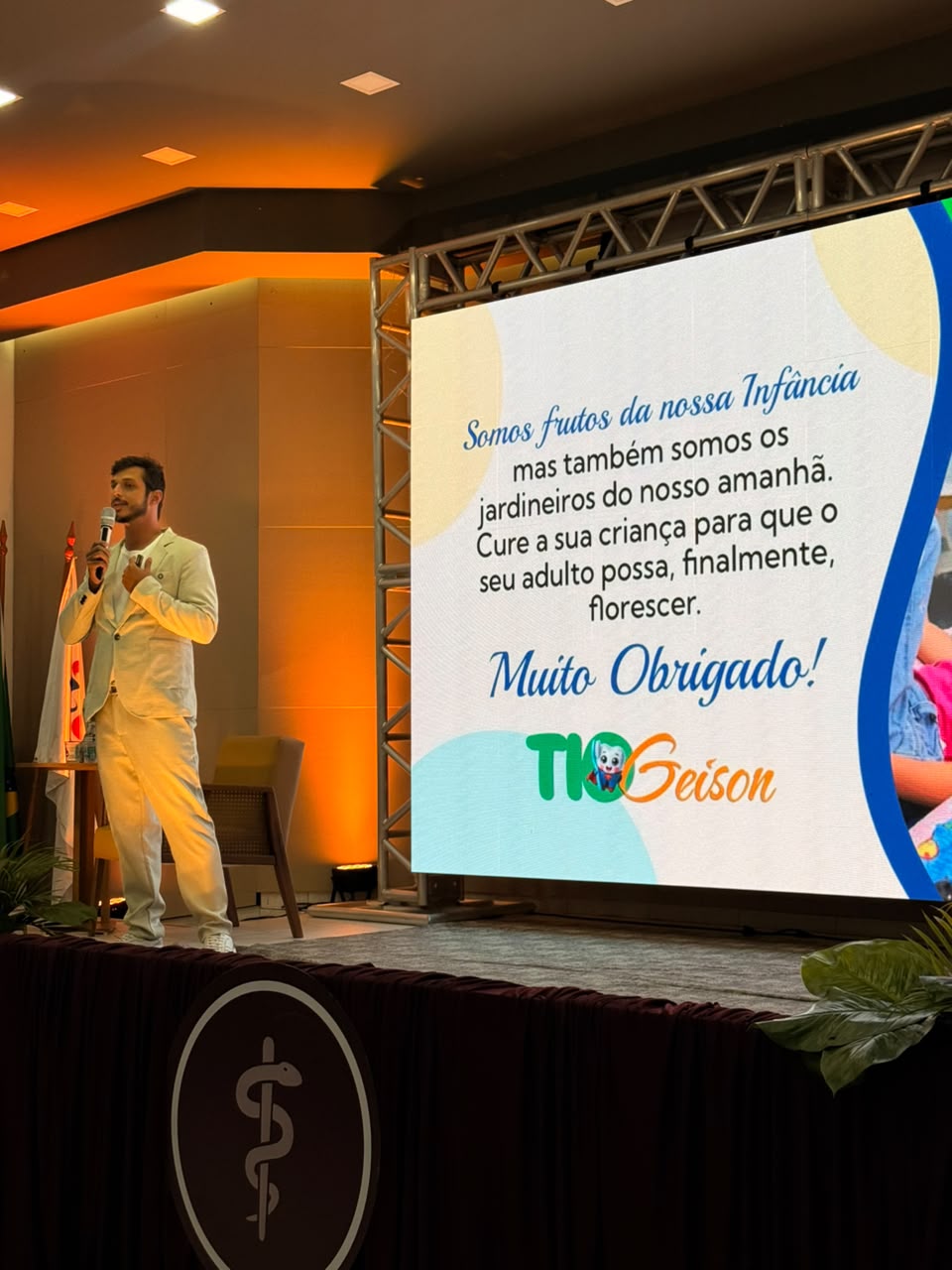 Dr. Geison Frank ministrando palestra para profissionais