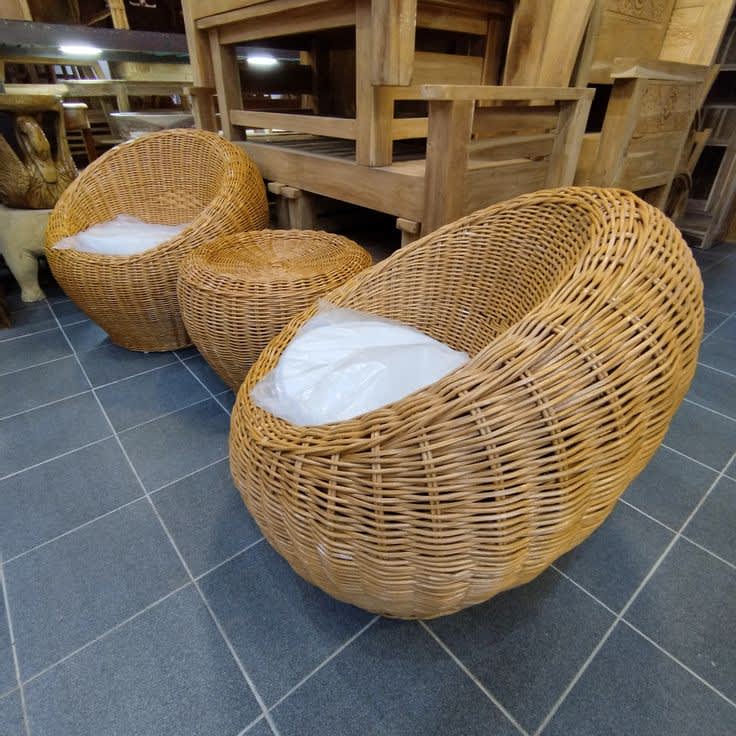 Luxury Wicker Cocoon Accent Chairs – Mauno’s Decor Handwoven Rattan Patio Set with Matching Side Table & Plush Cushions