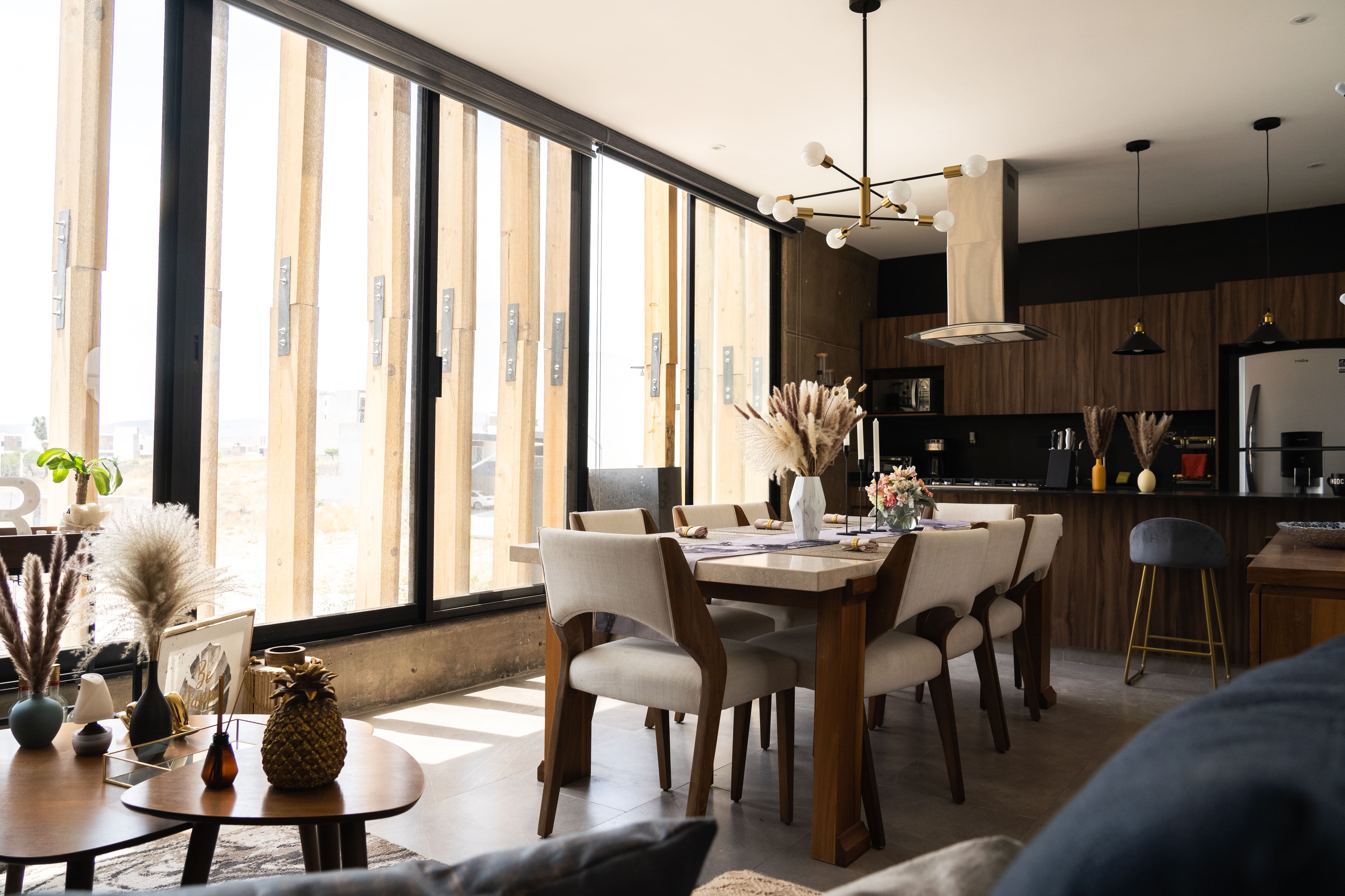 cocina abierta en departamento de lujo