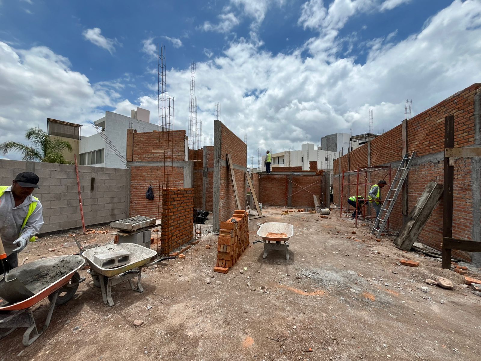 Construcción de muros de ladrillo de planta baja de casa