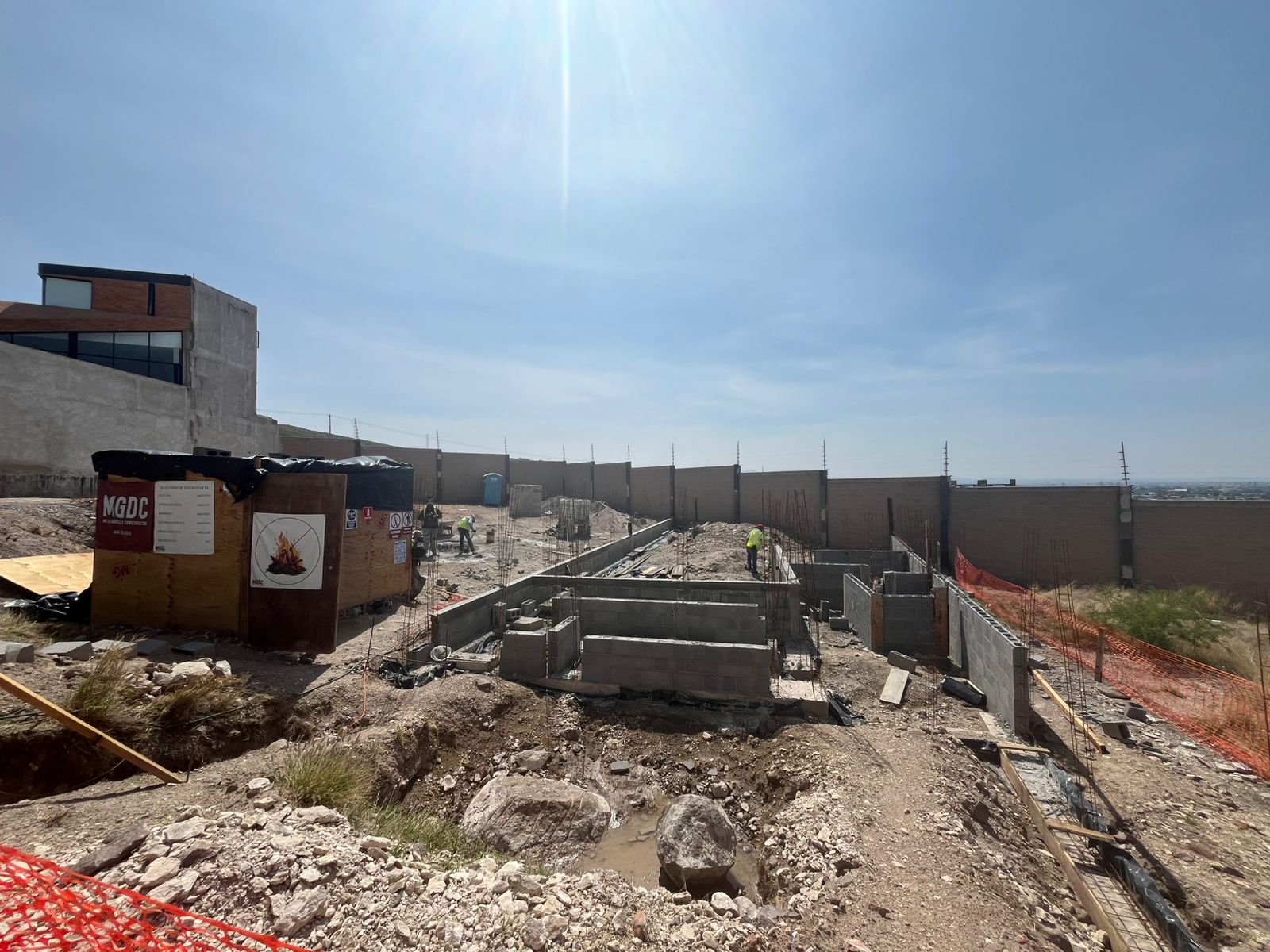 Levantamiento de muros de enrase de casa