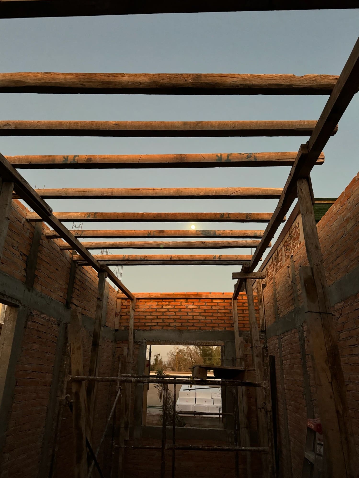 Atardecer dentro de la obra.