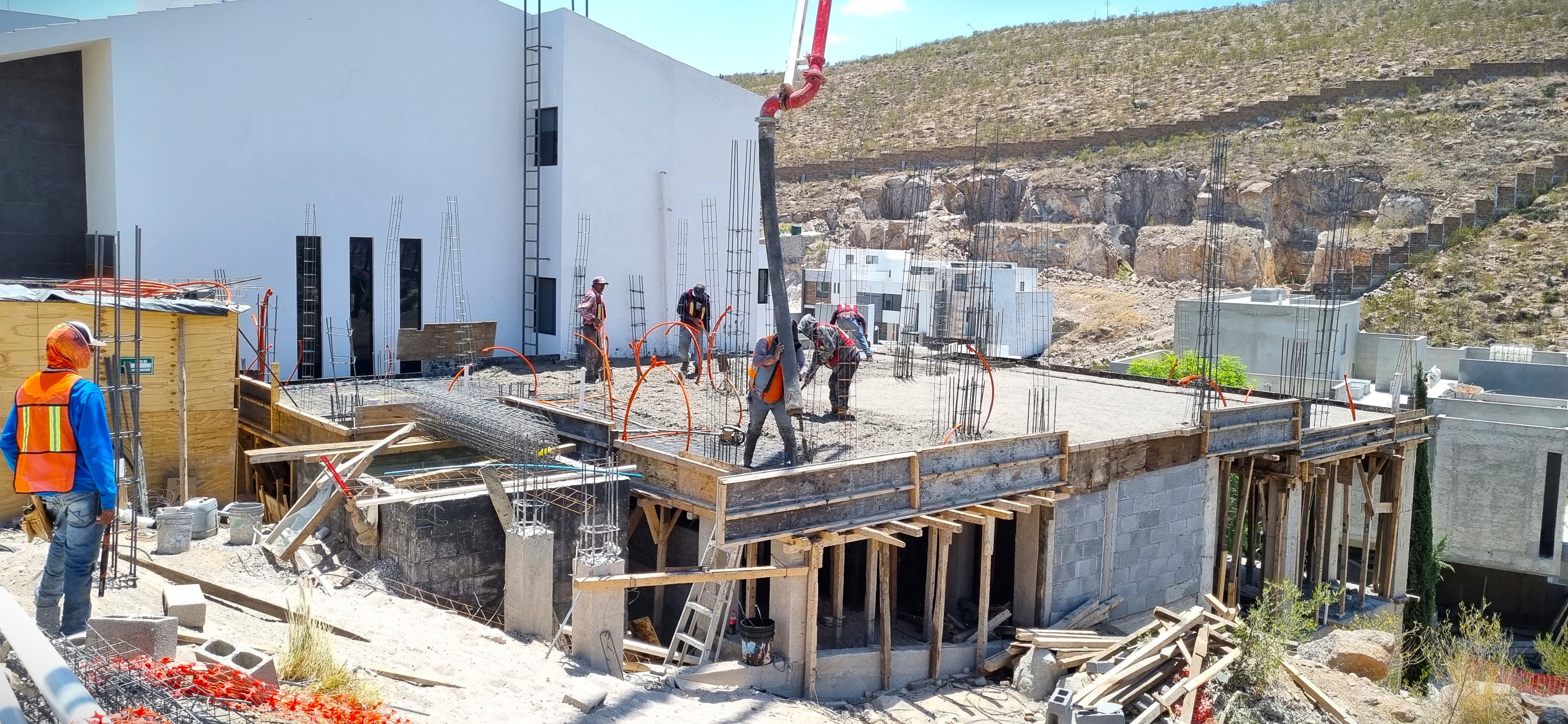 Colando losa de entrepiso en casa de lujo.