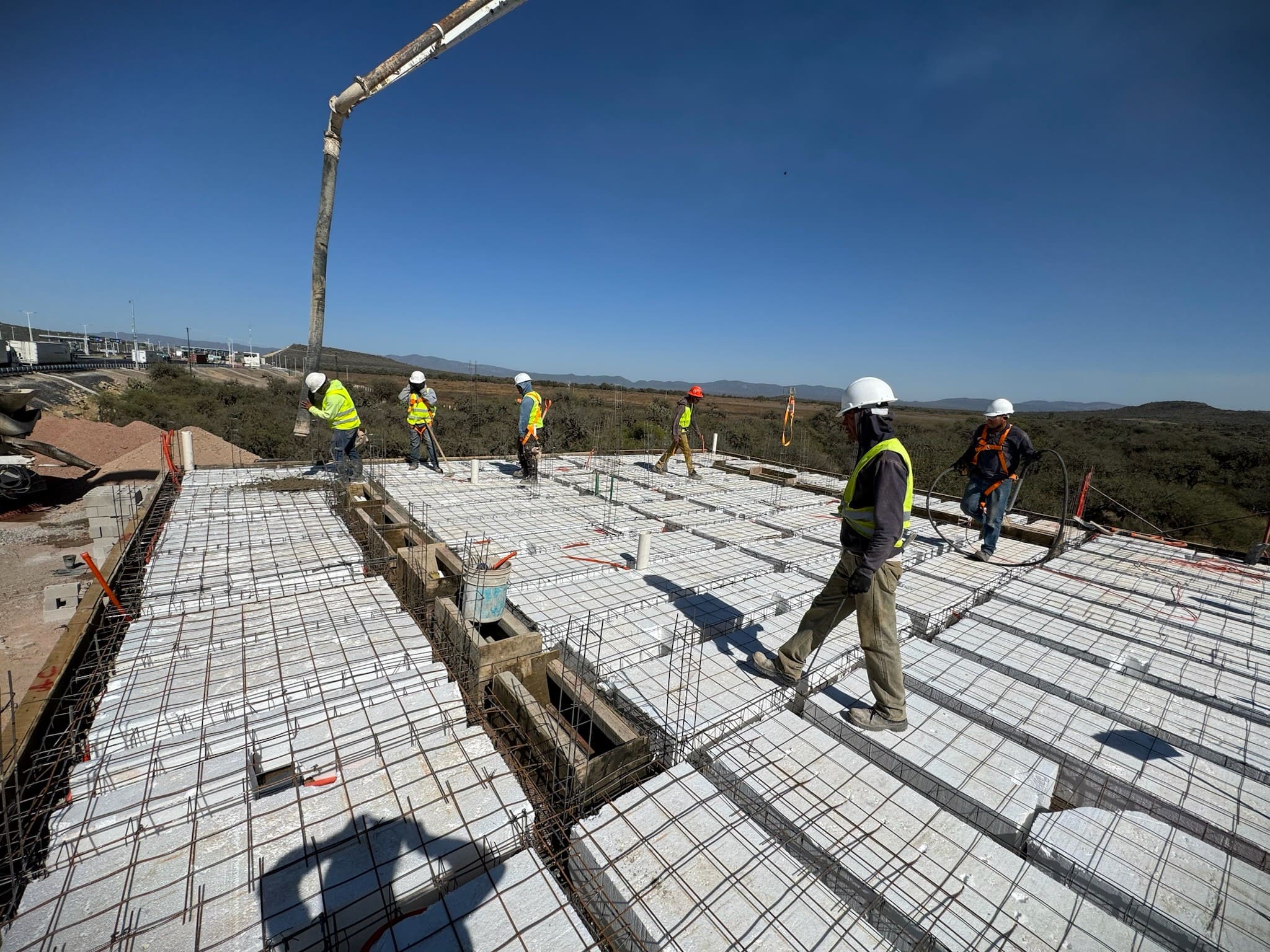 Colado de losa de entrepiso con concreto premezclado.