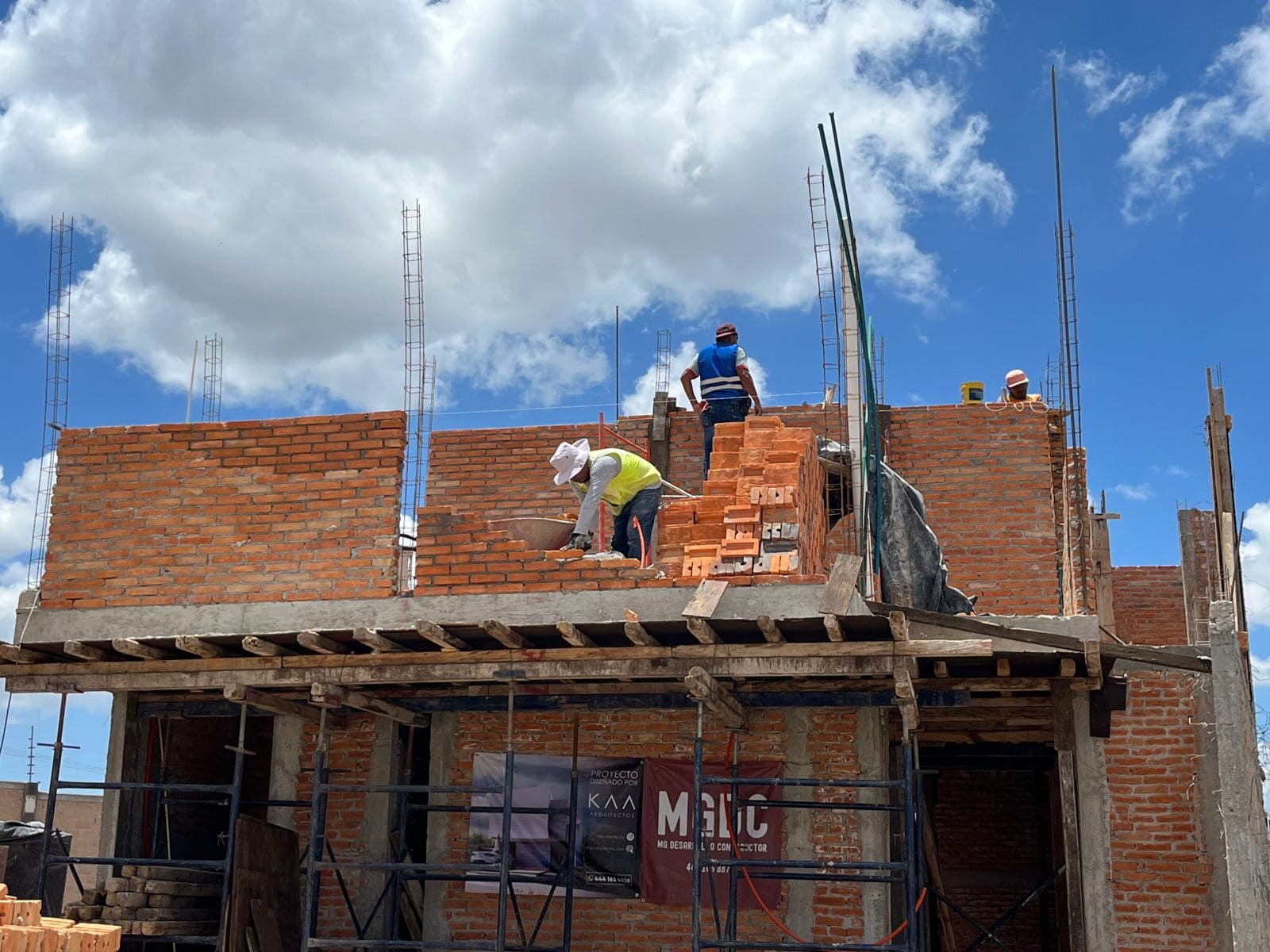 Construcción de muros de residencia en planta alta.
