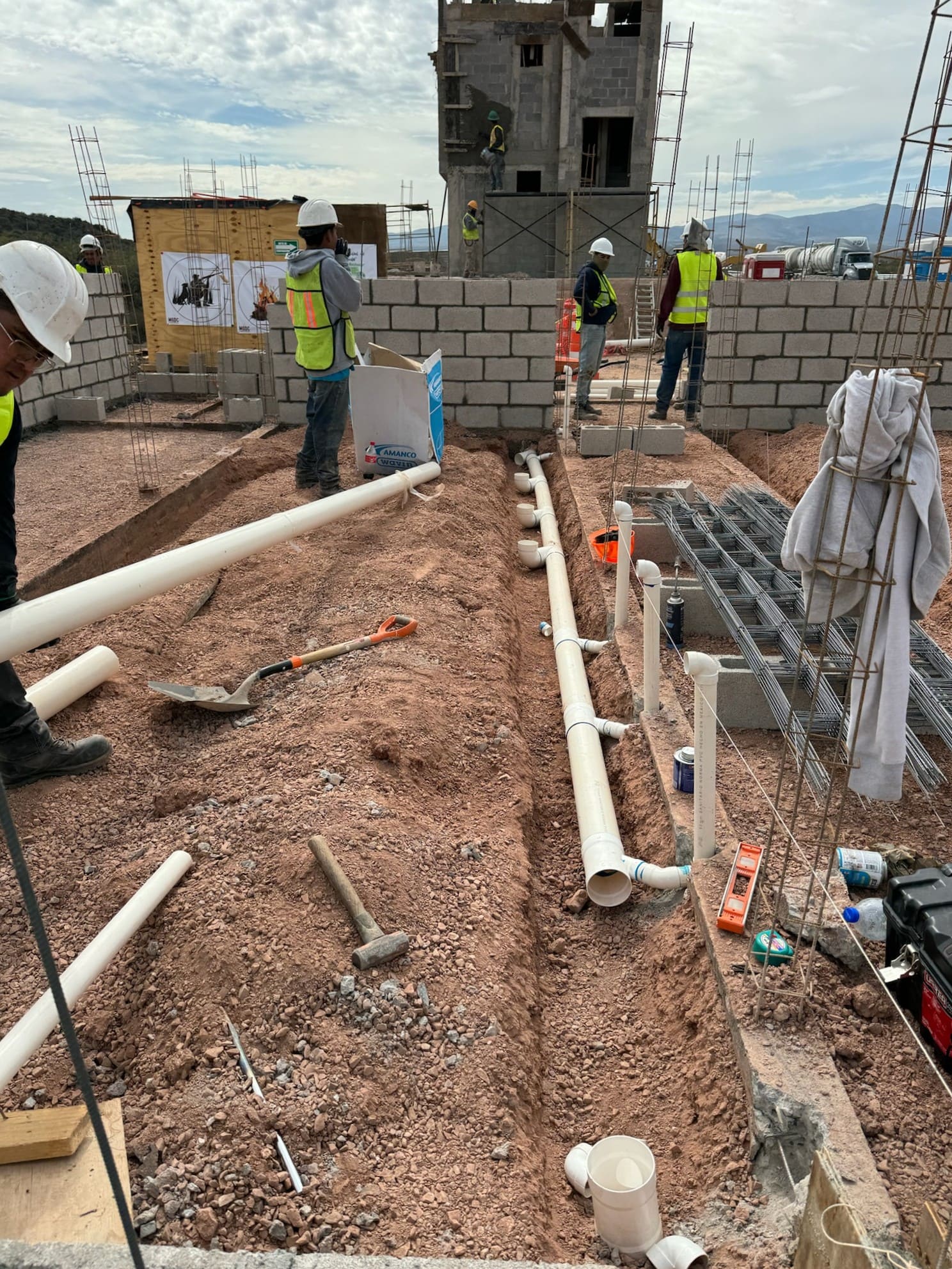 Plomero colocando drenajes.