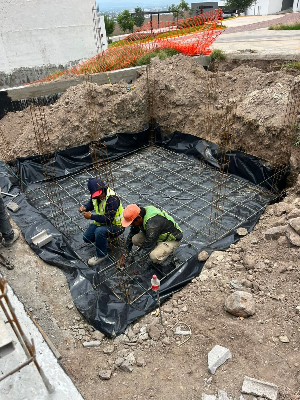 Trabajo en equipo armando el refuerzo de una losa de aljibe.