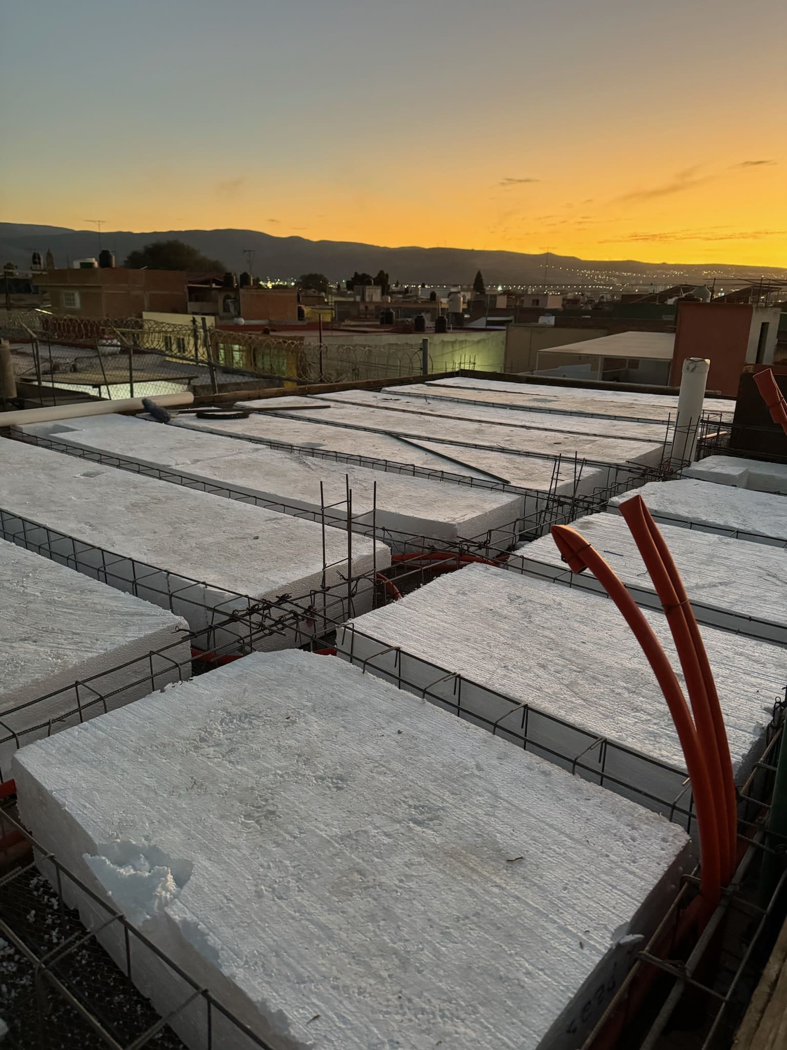 Atardecer desde losa de azotea lista para colado.