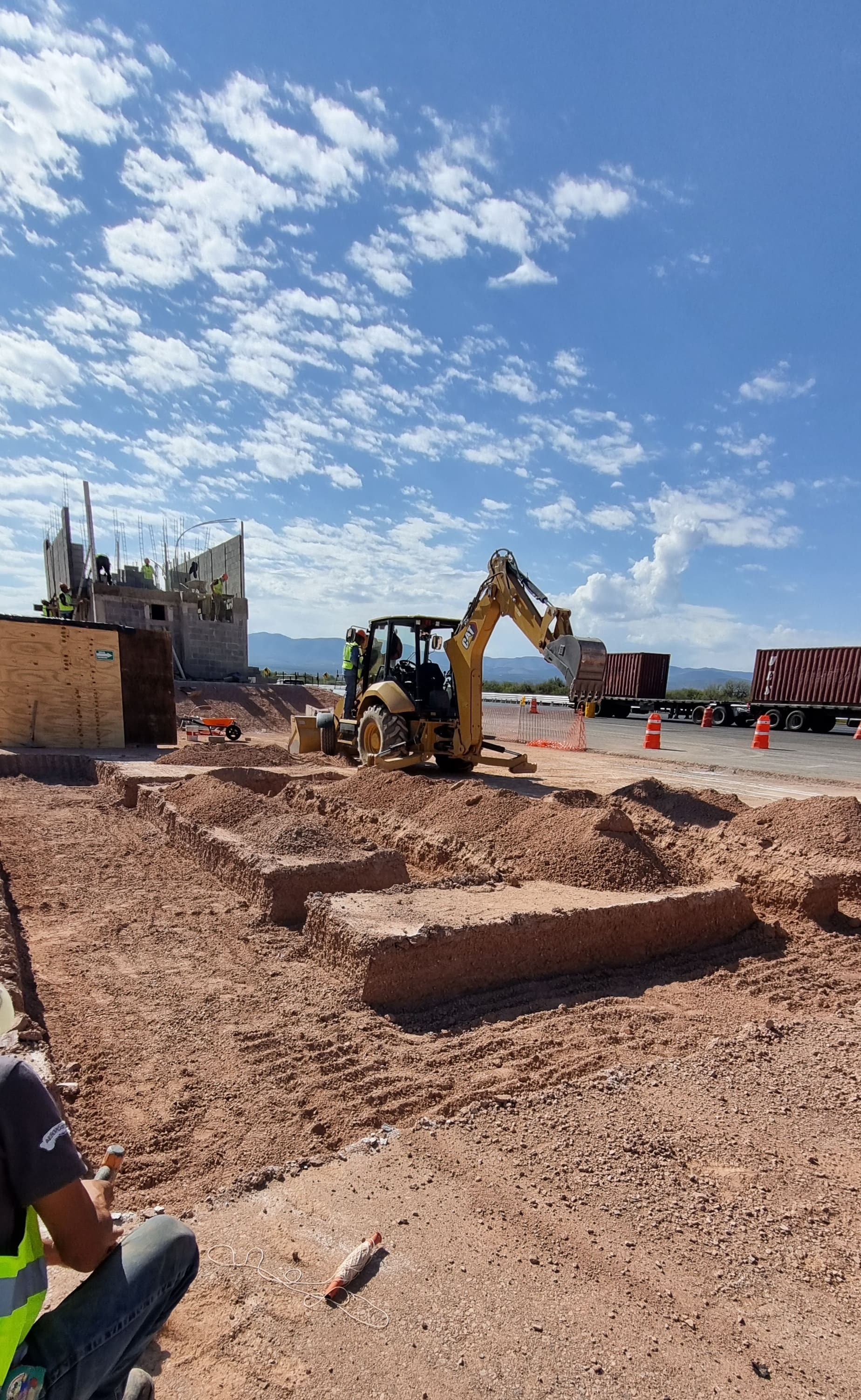 Retroexcavadora iniciando trabajos de construcción.