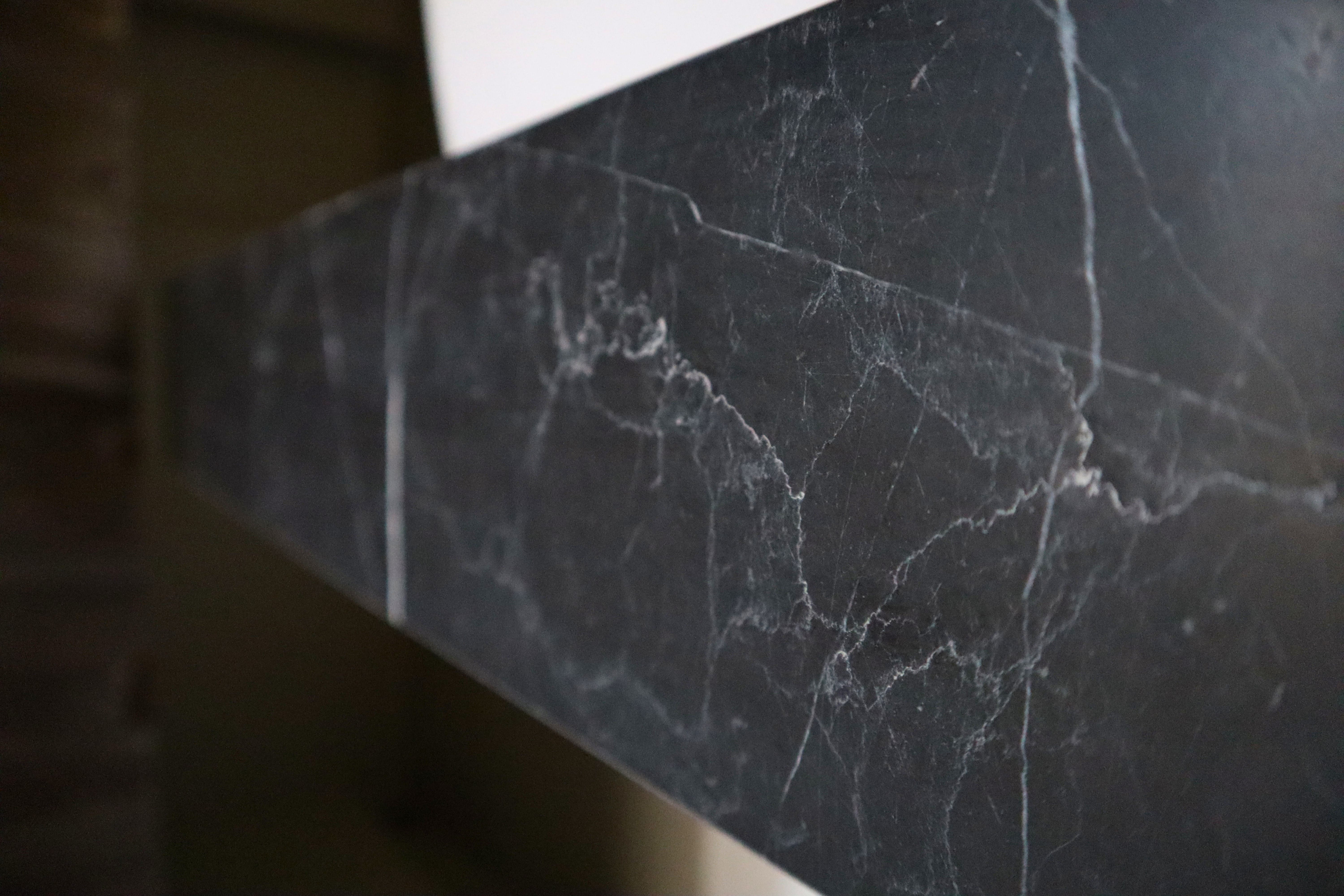 Cubierta de lavaneta de mármol monterrey.