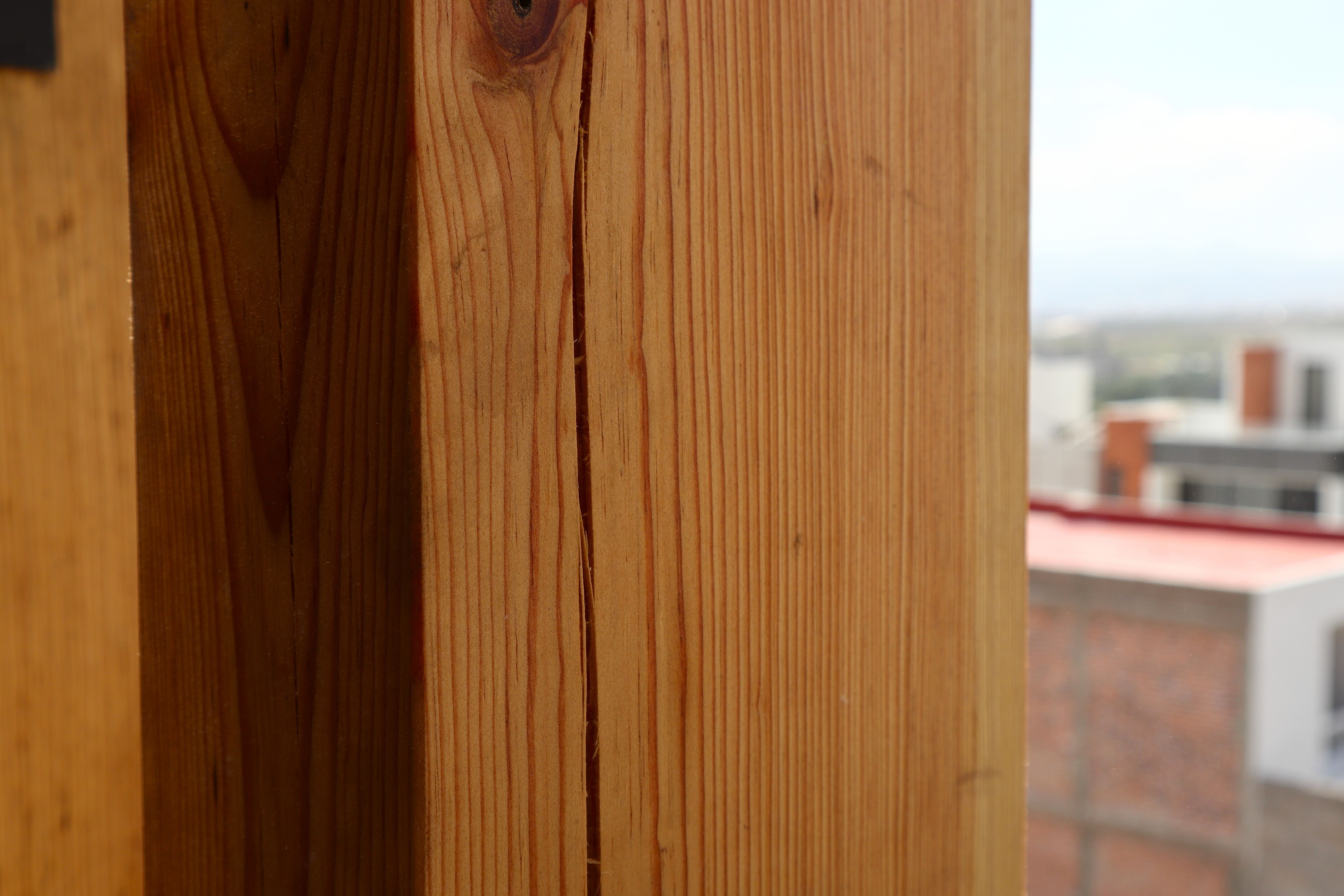 Vigas de madera en fachada.