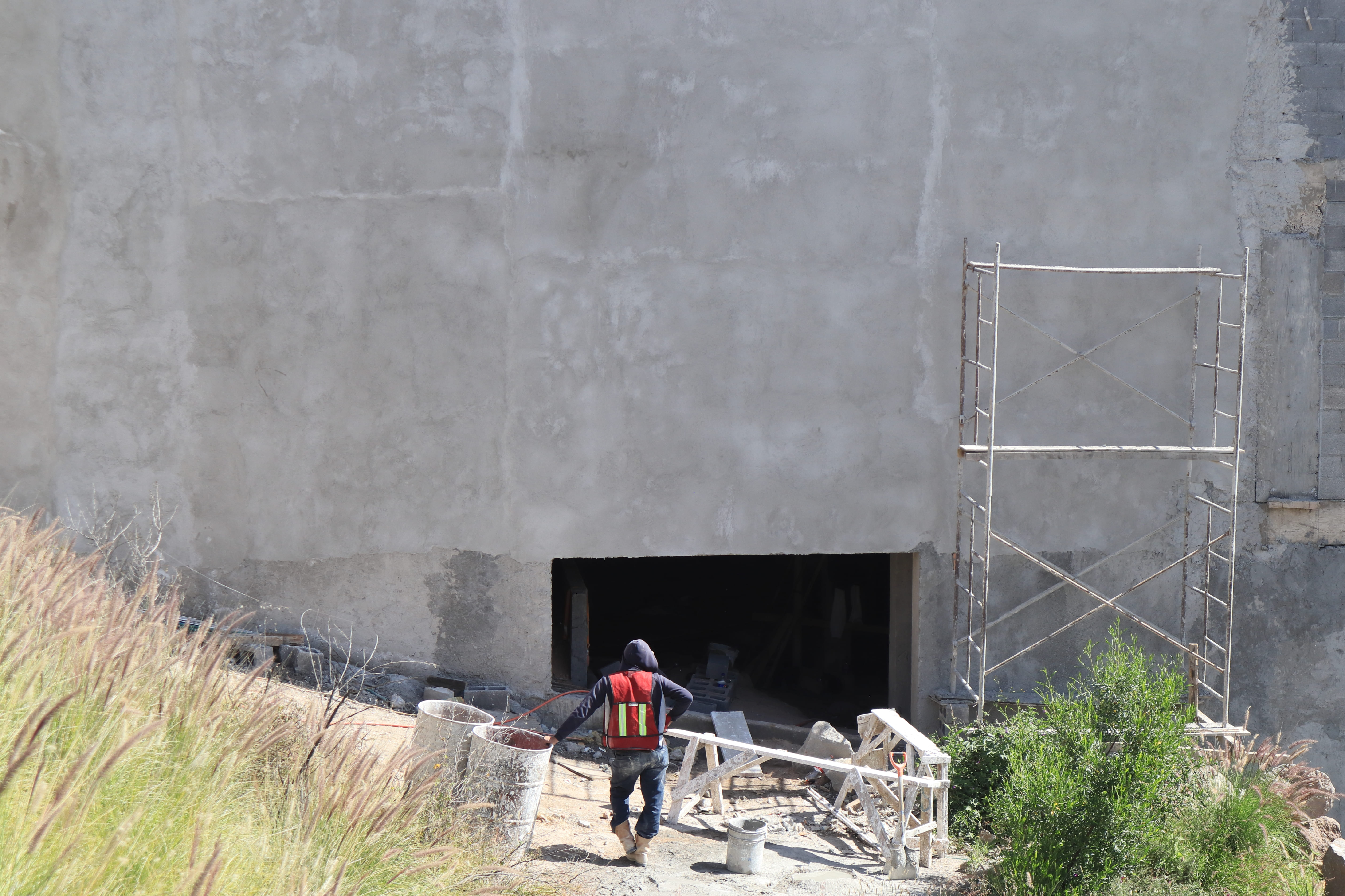 Trabajador de construcción admirando la obra