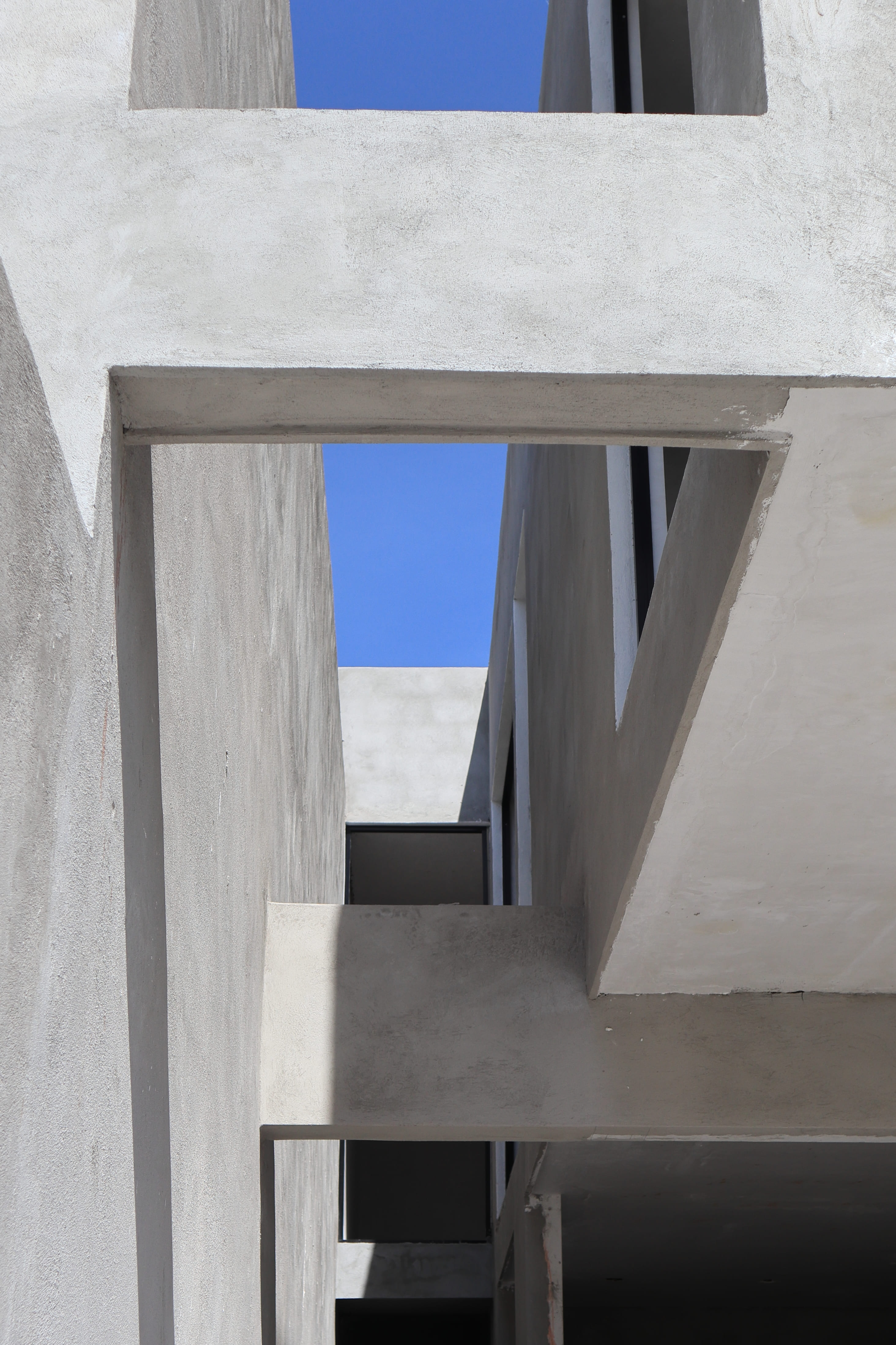 Pozo de luz en obra blanca