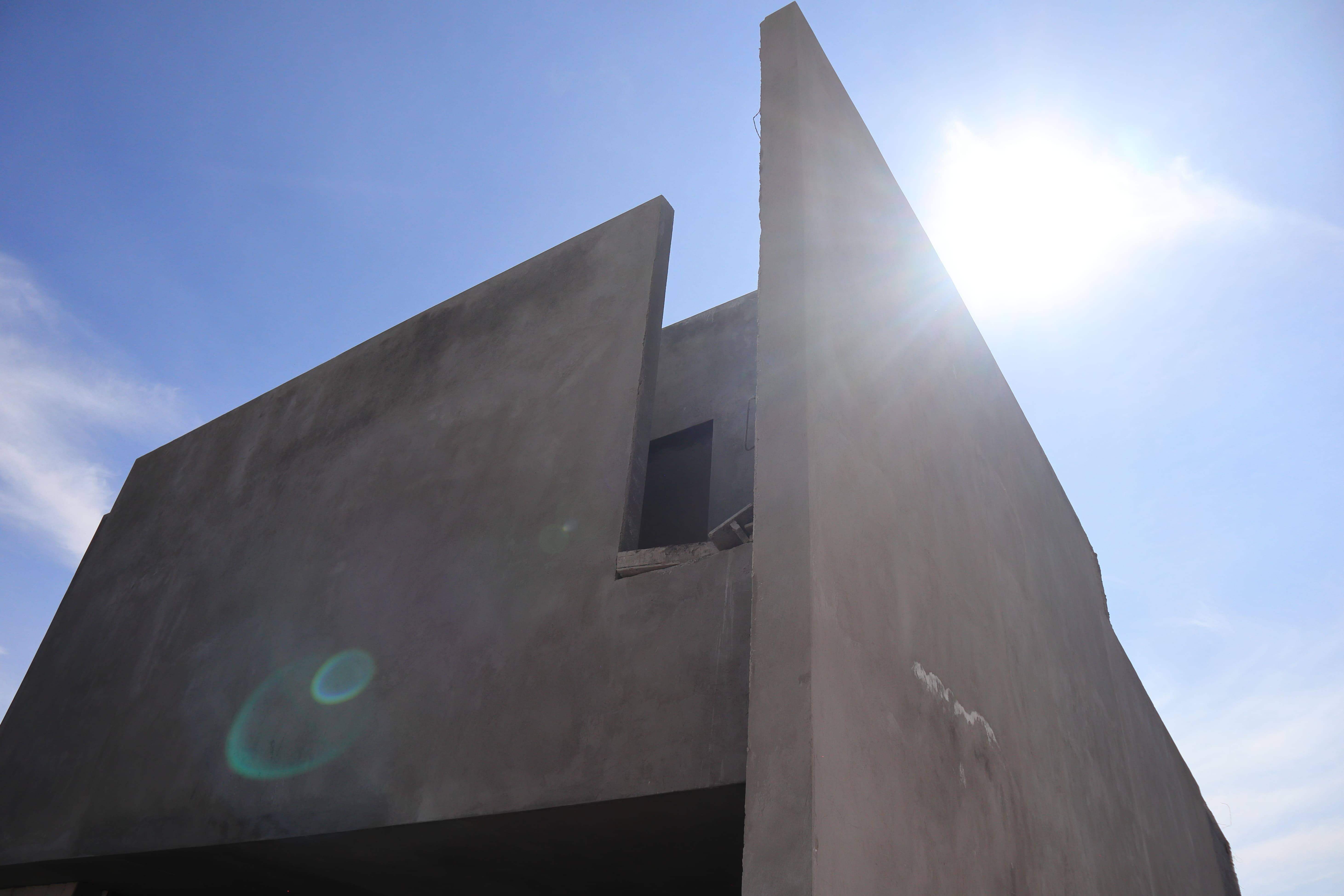 Fachada de casa en obra gris