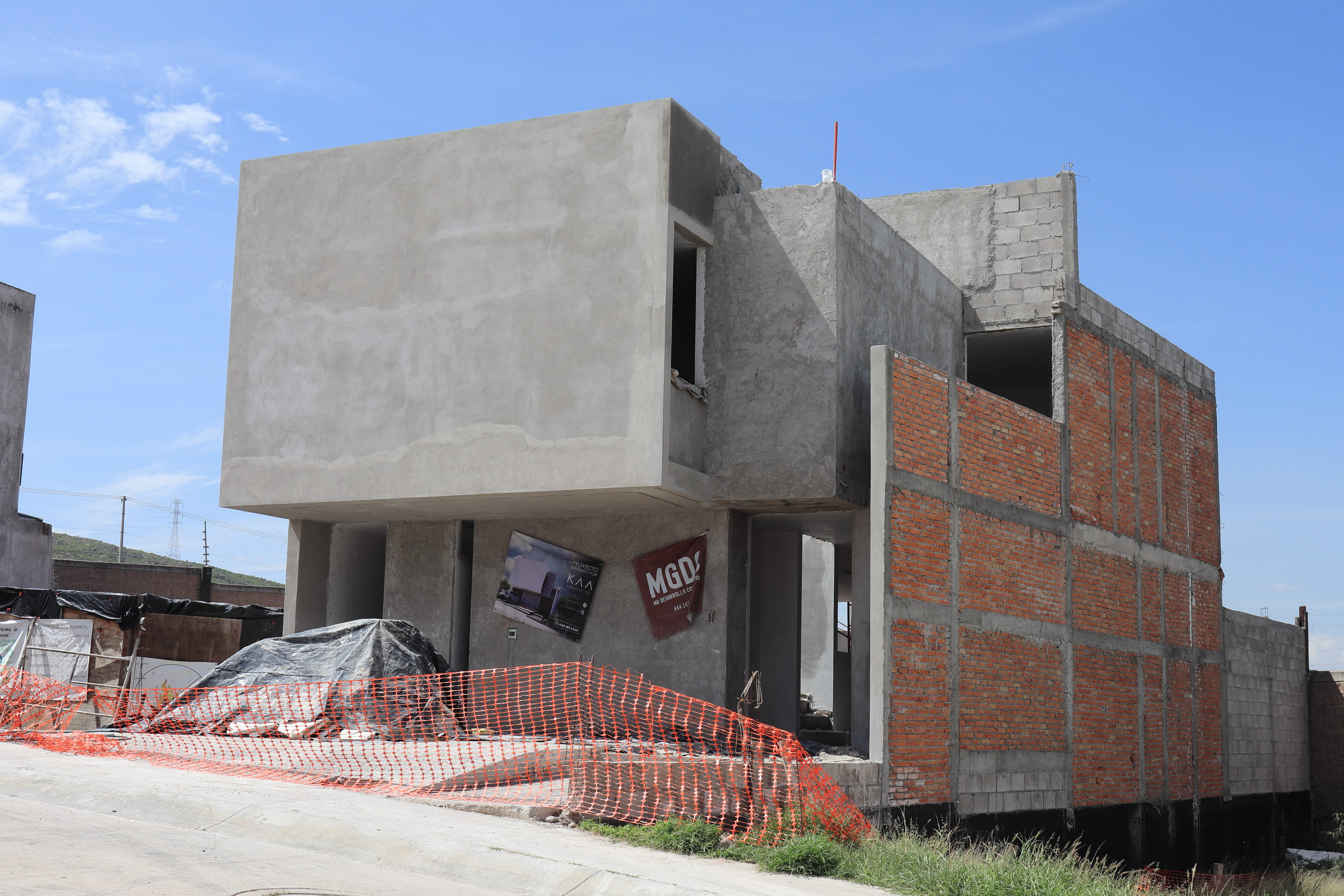 Fachada de casa en construcción