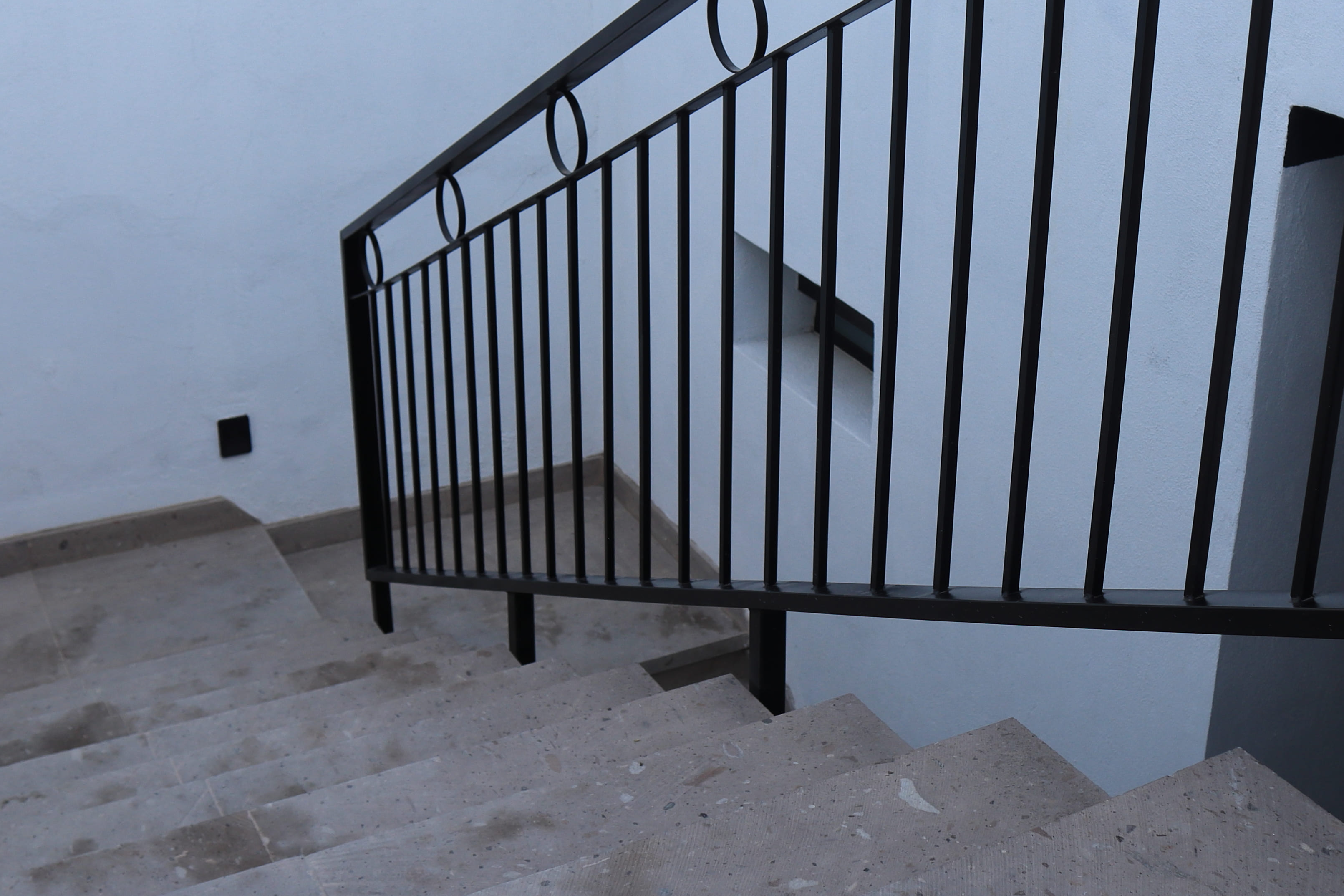 Escaleras de cantera con barandal de herrería