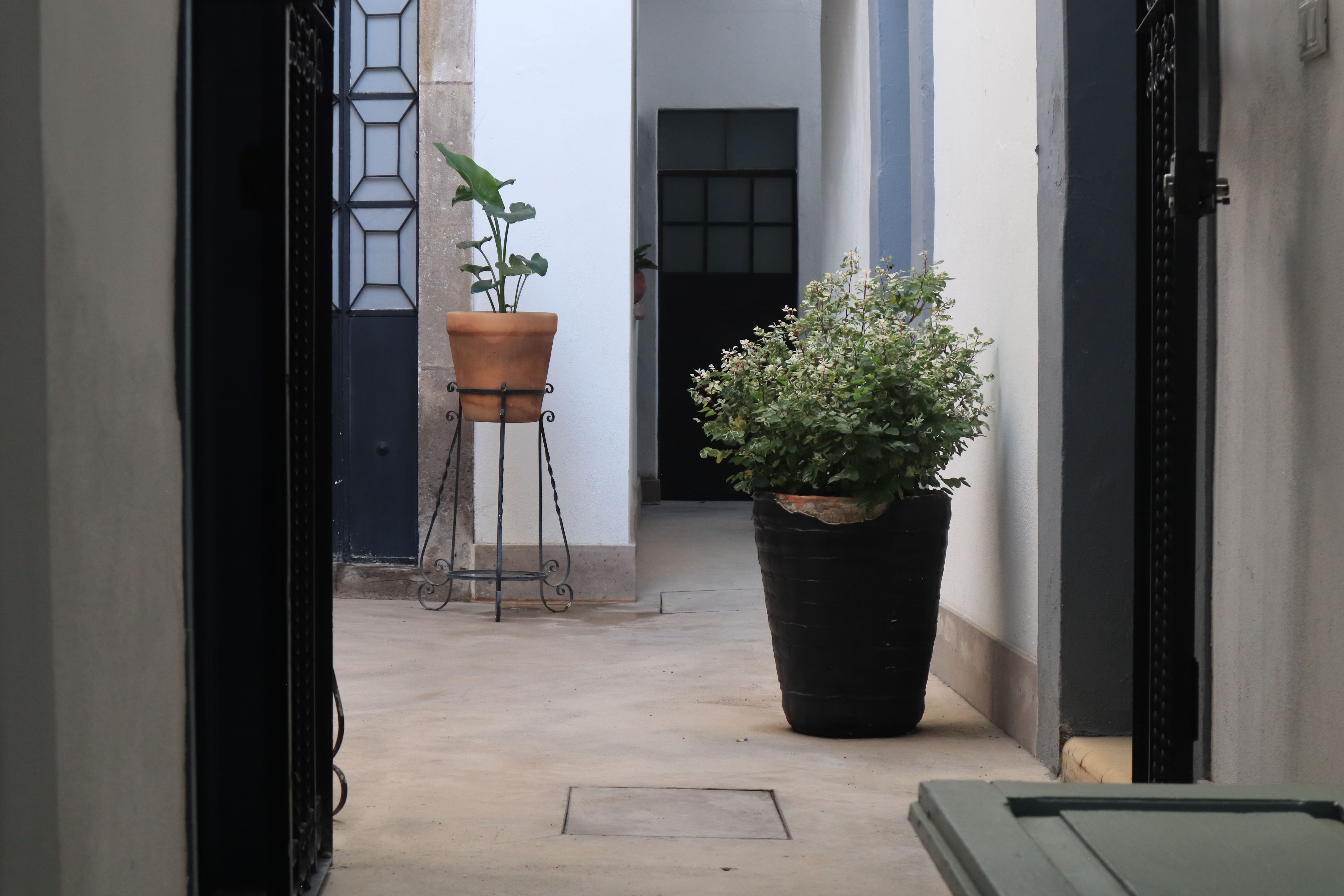 Pasillo de entrada a casa colonial