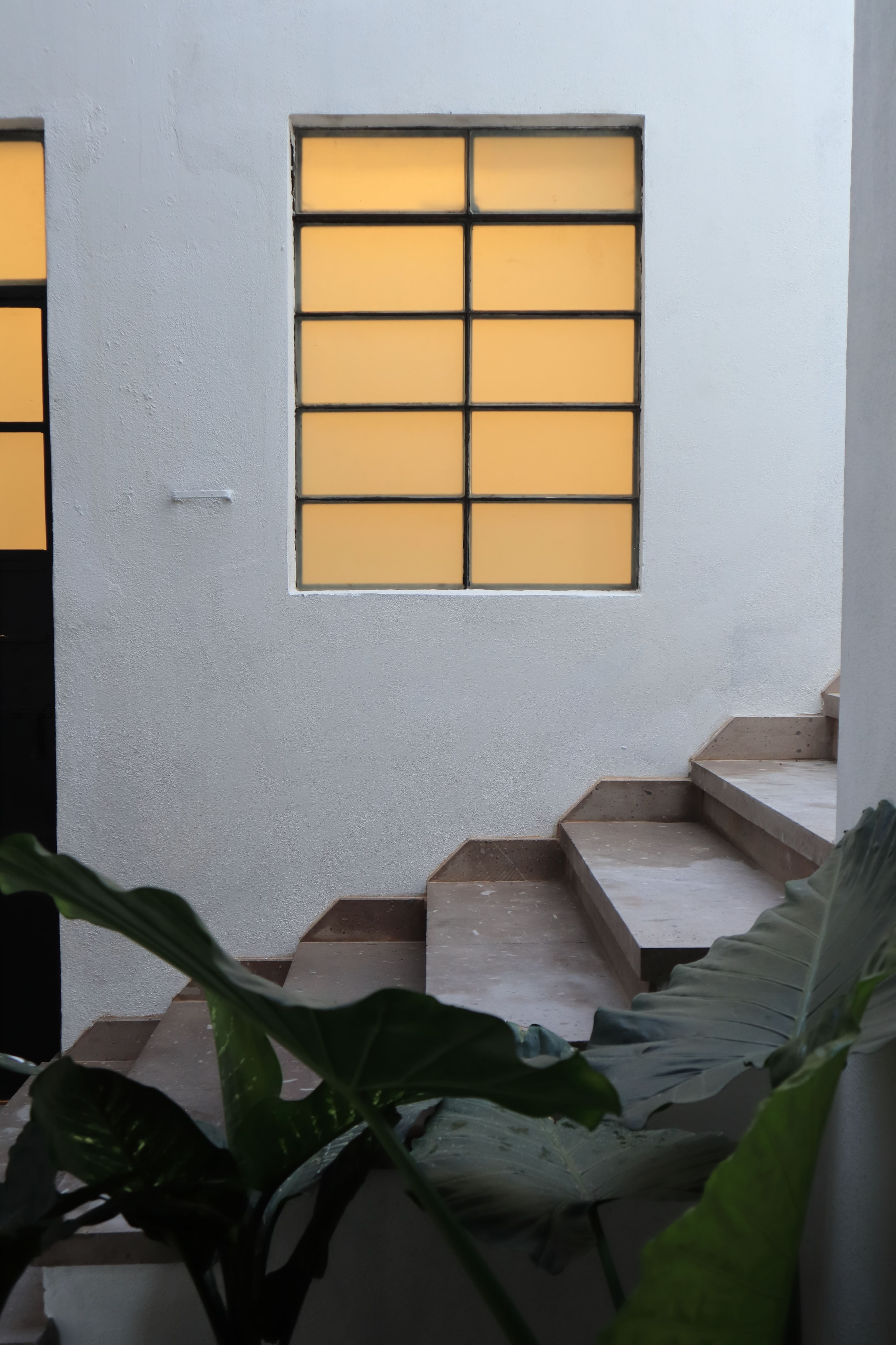 Ventana acogedora en casa antigua