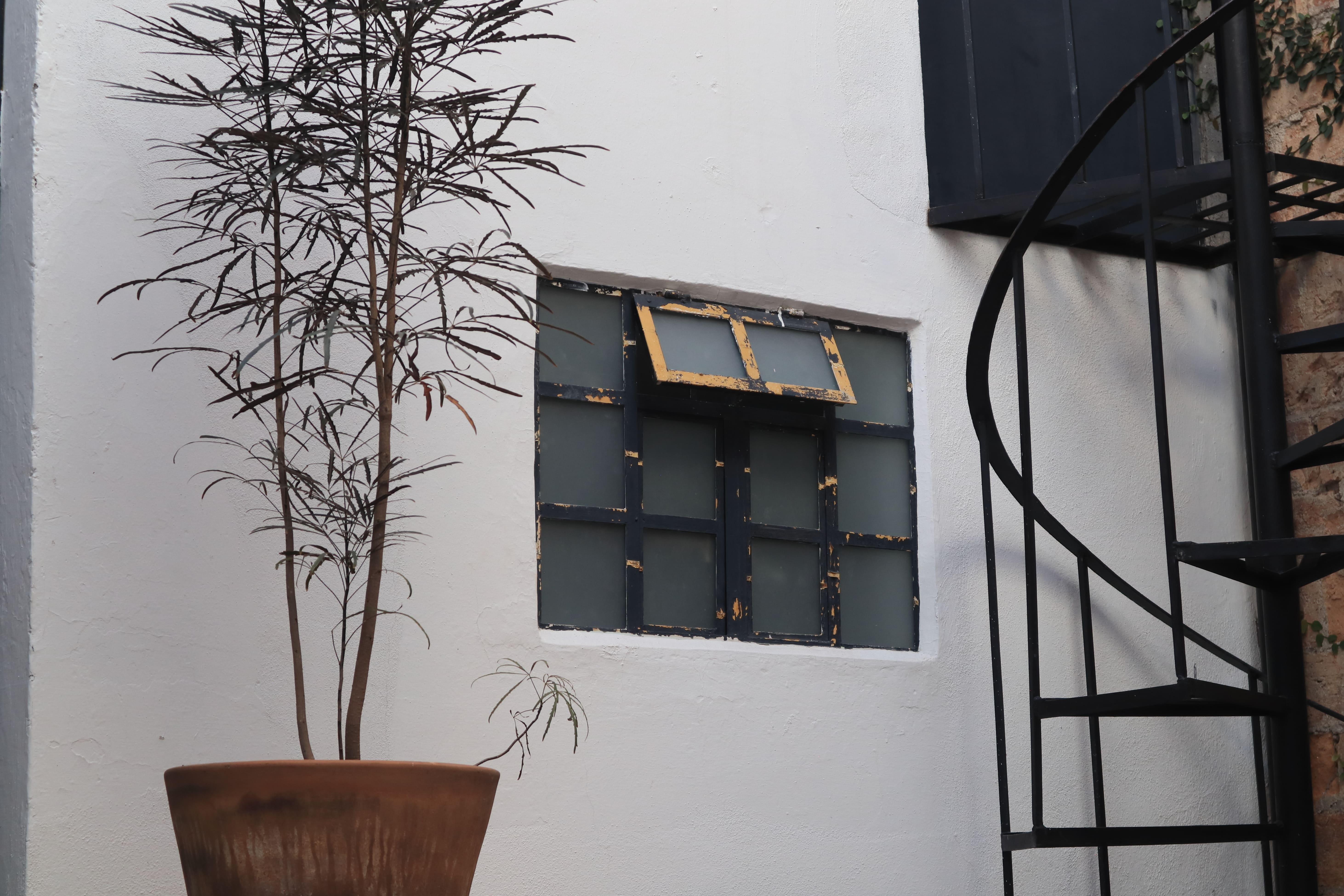 Acercamiento a ventana antigua