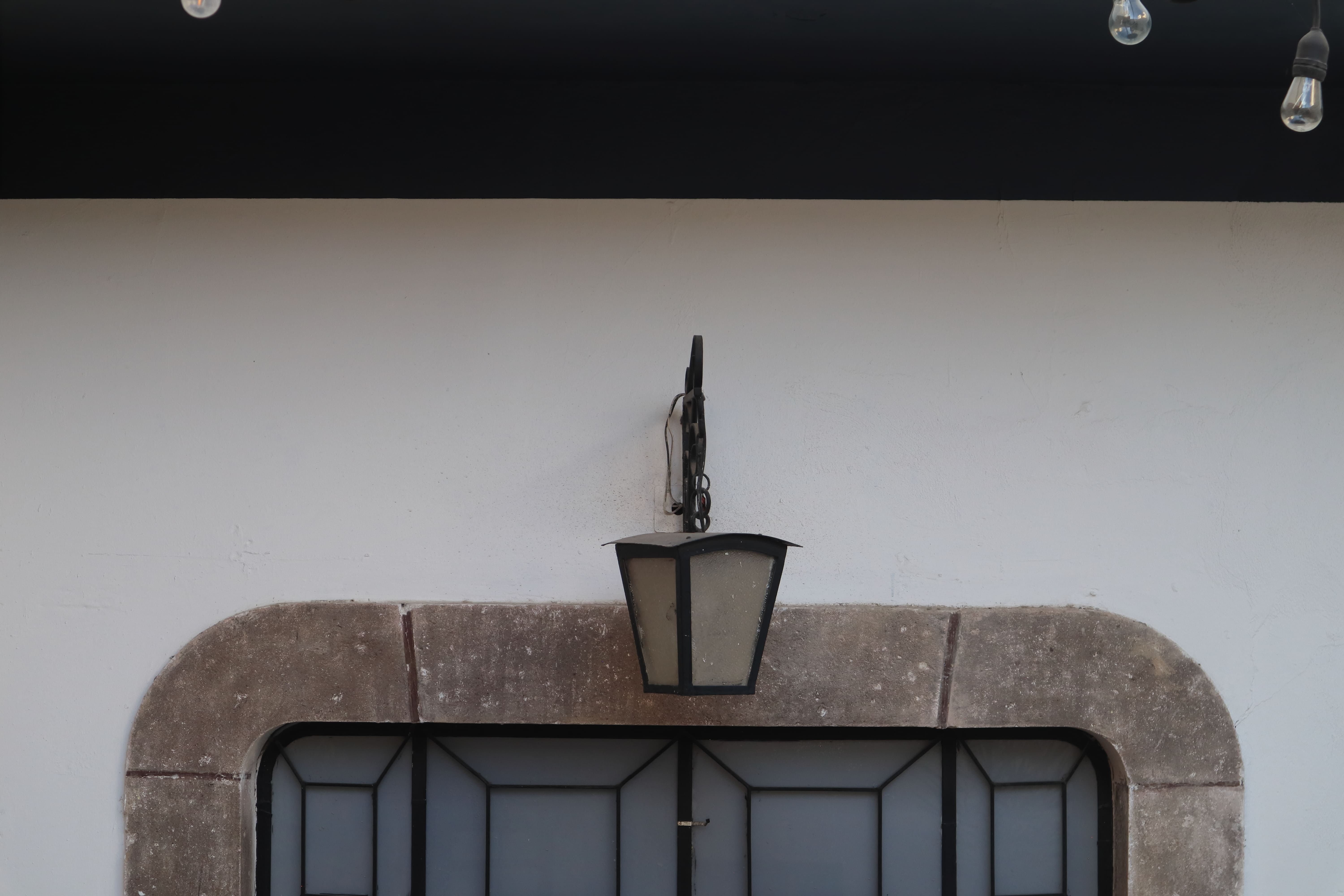 Candil antiguo con marco de cantera